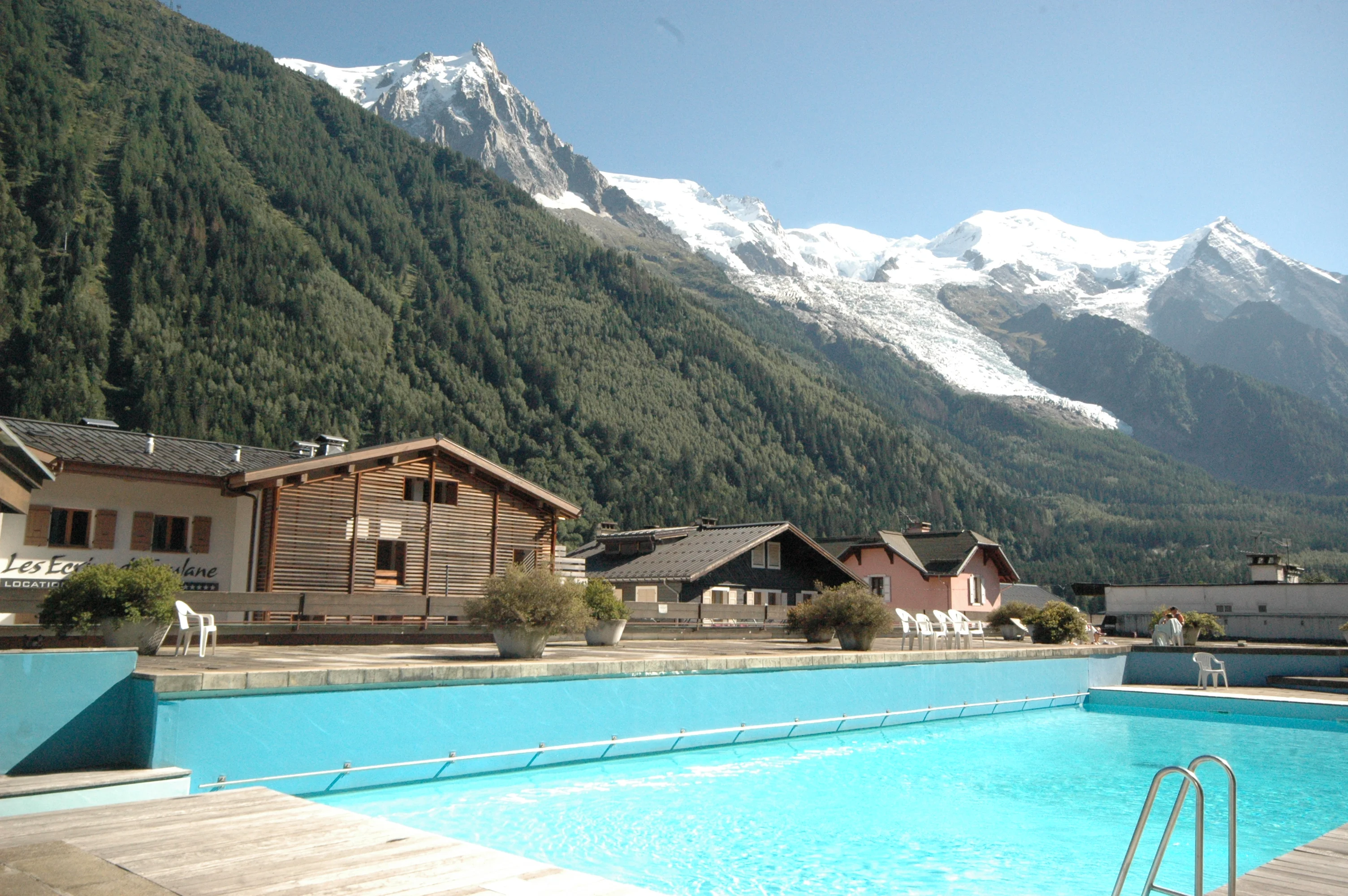 Piscine extérieure à Chamonix avec l'Aiguille du Midi et le massif du Mont Blanc en arrière plan