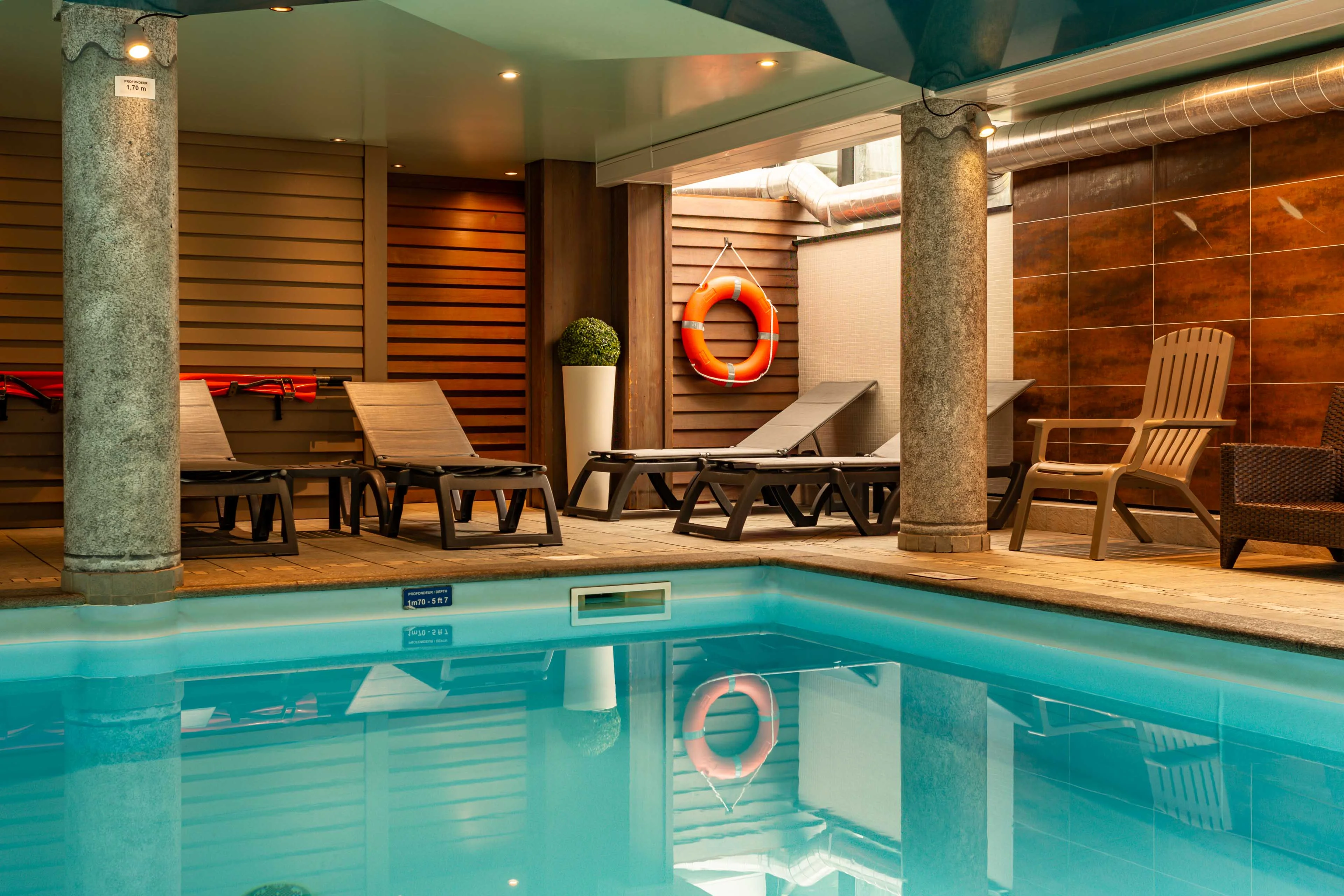 Piscine intérieure et transats dans une résidence à Chamonix