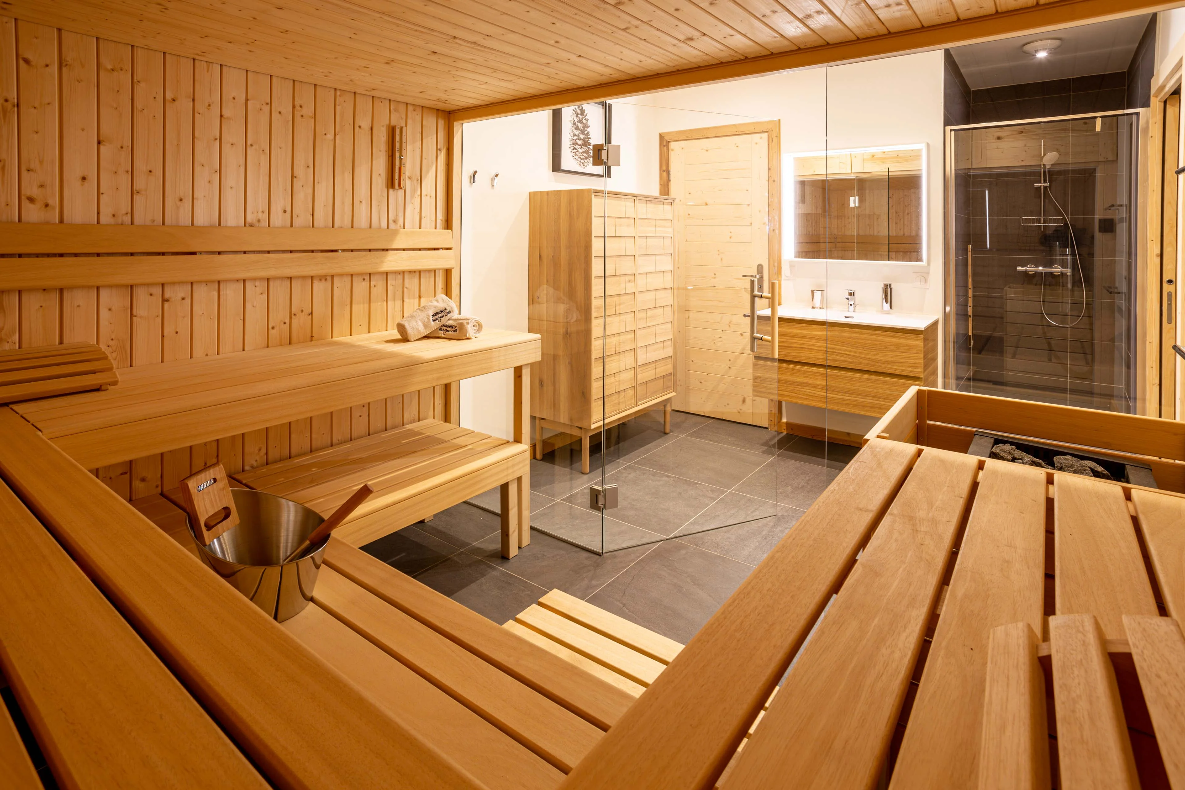 Sauna avec bancs en bois et poêle dans un chalet à Chamonix
