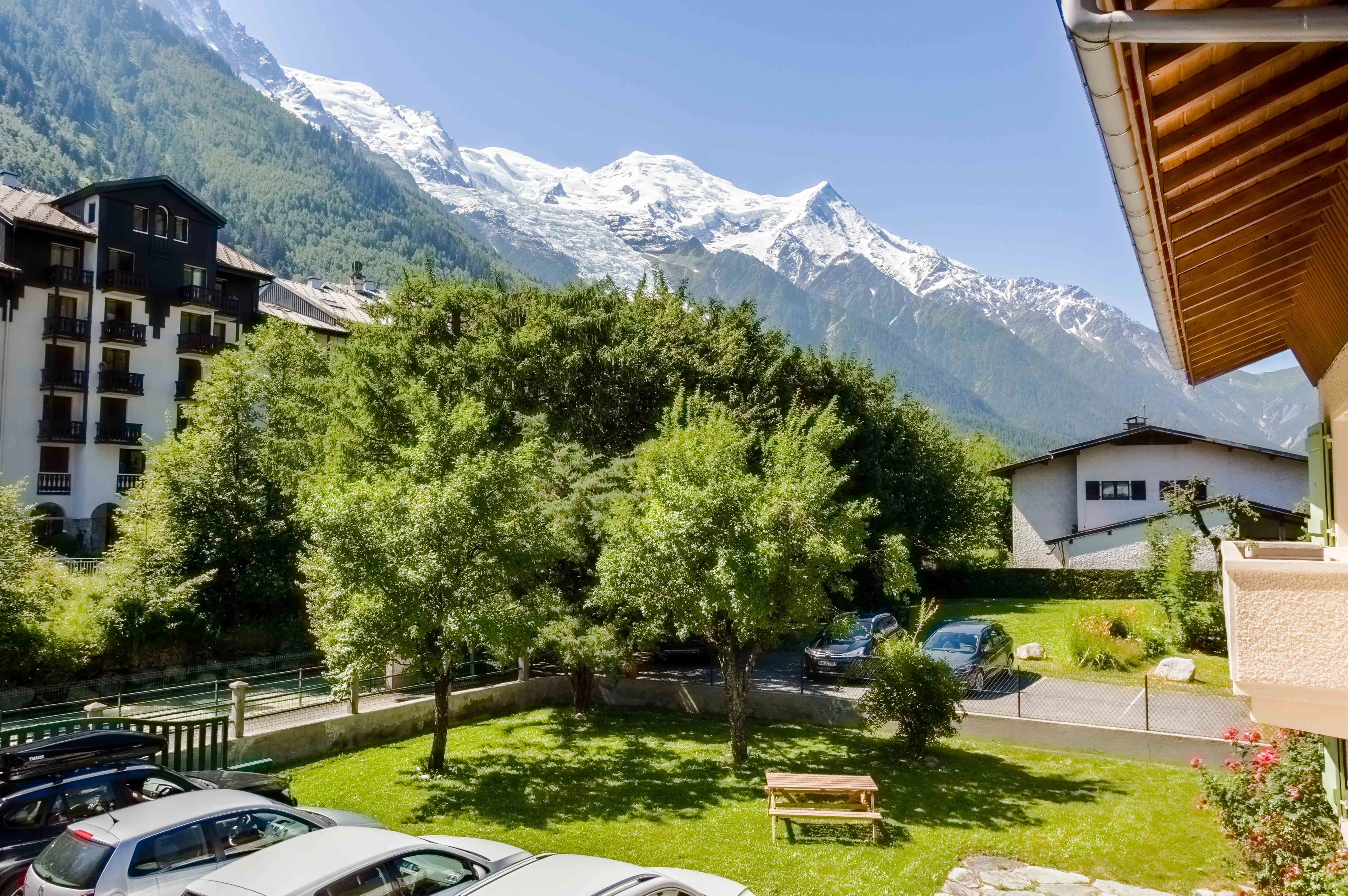 Vue sur le Mont Blanc et l'Aiguille du Midi depuis le jardin d'un appartement à Chamonix