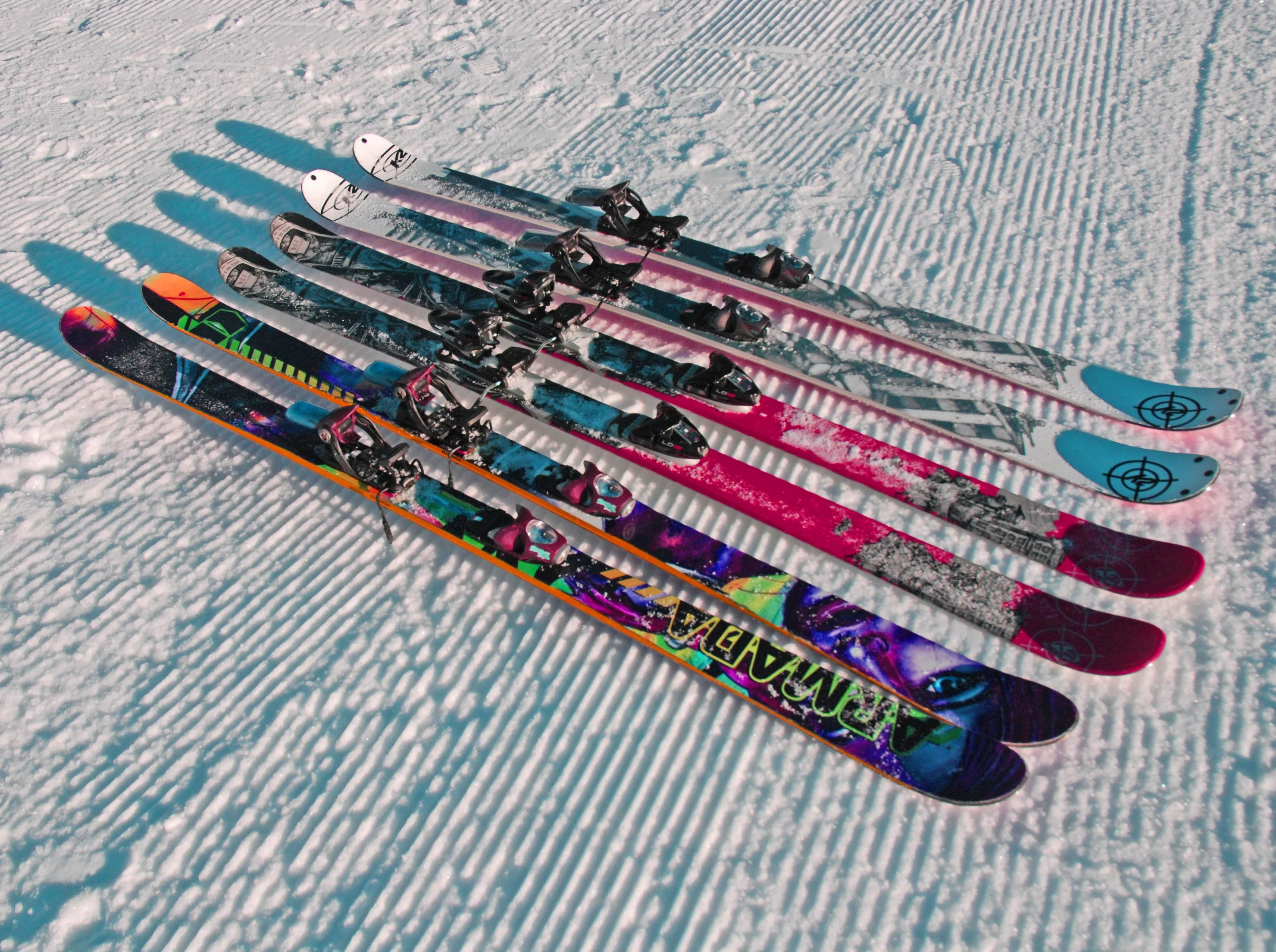 Skis lined up in a row