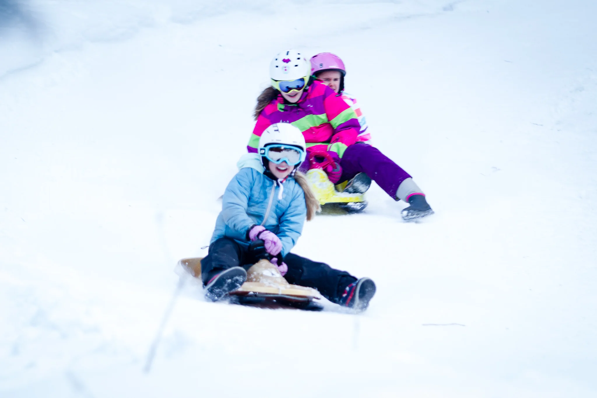 Enfants faisant de la luge sur une pente enneigée à Chamonix