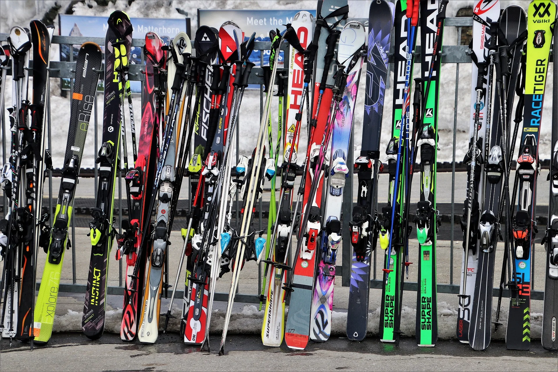 Skis lined up in a row