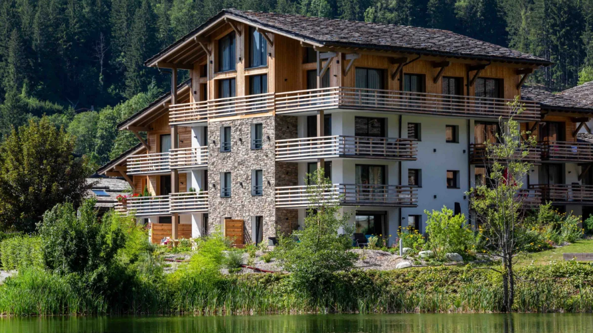 Immeuble de style chalet au bord d’un lac à Chamonix en été