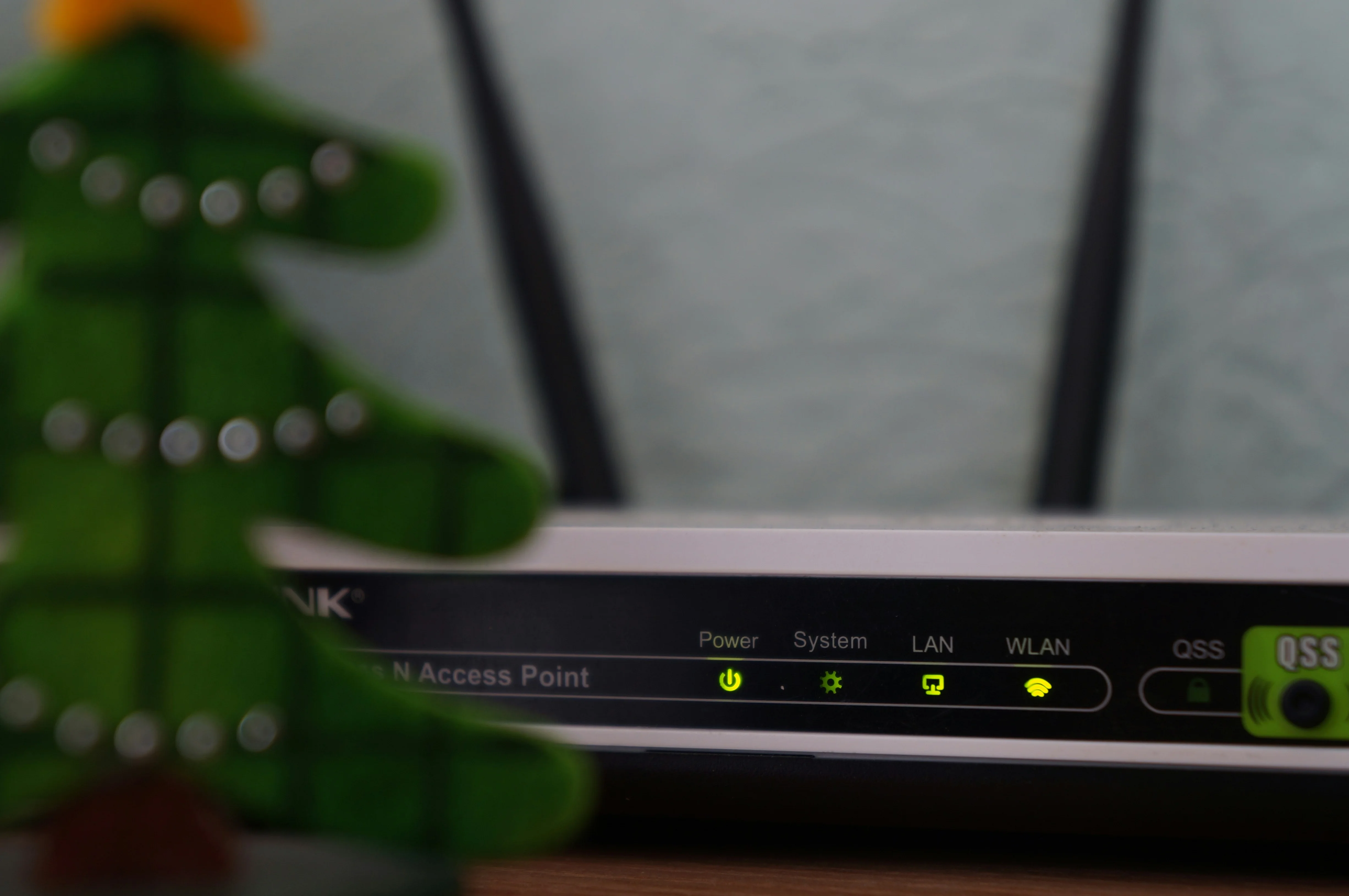 Box wifi avec les voyants d’alimentation et de connexion allumés