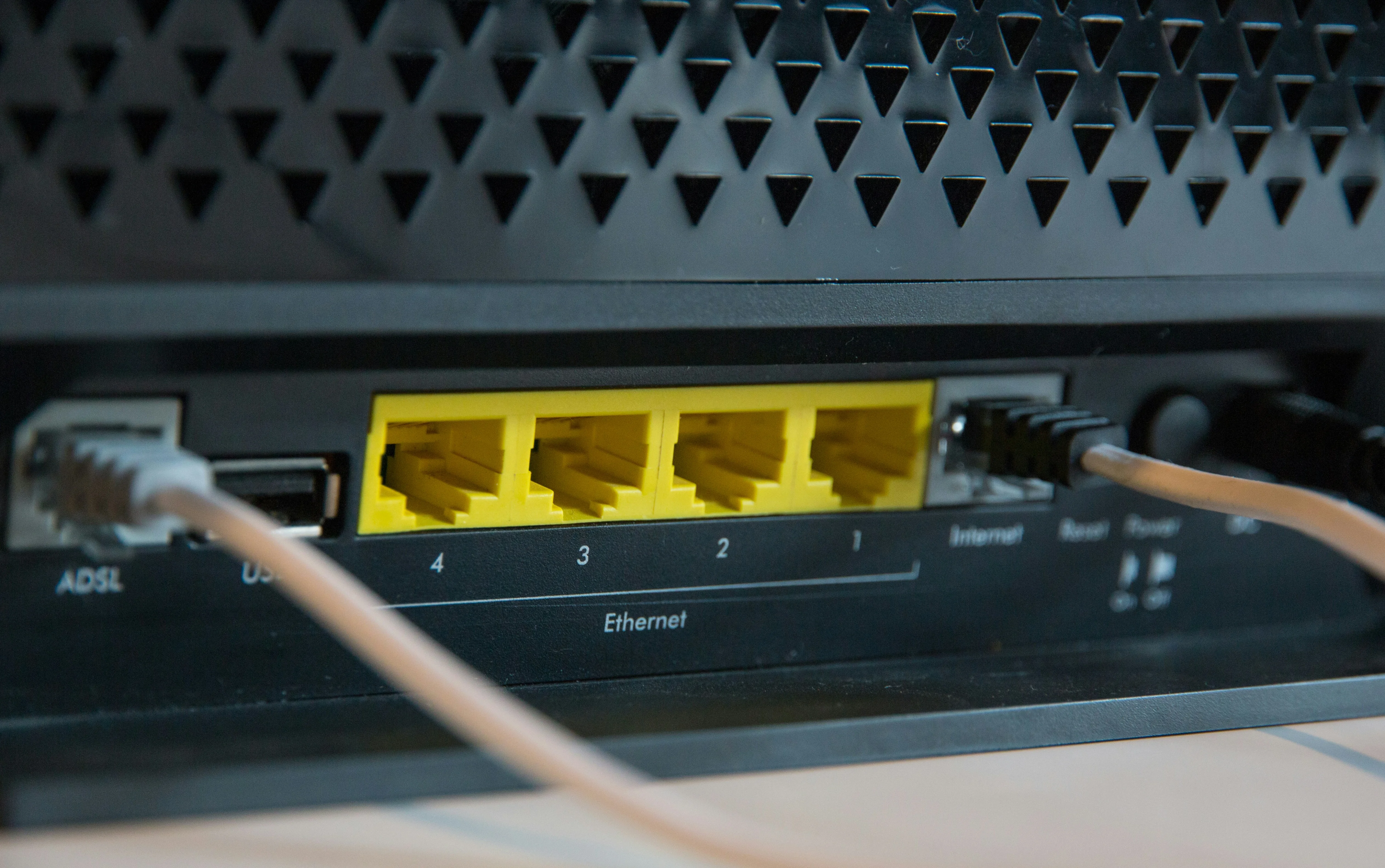 Câbles Ethernet branchés à l’arrière d’une box internet