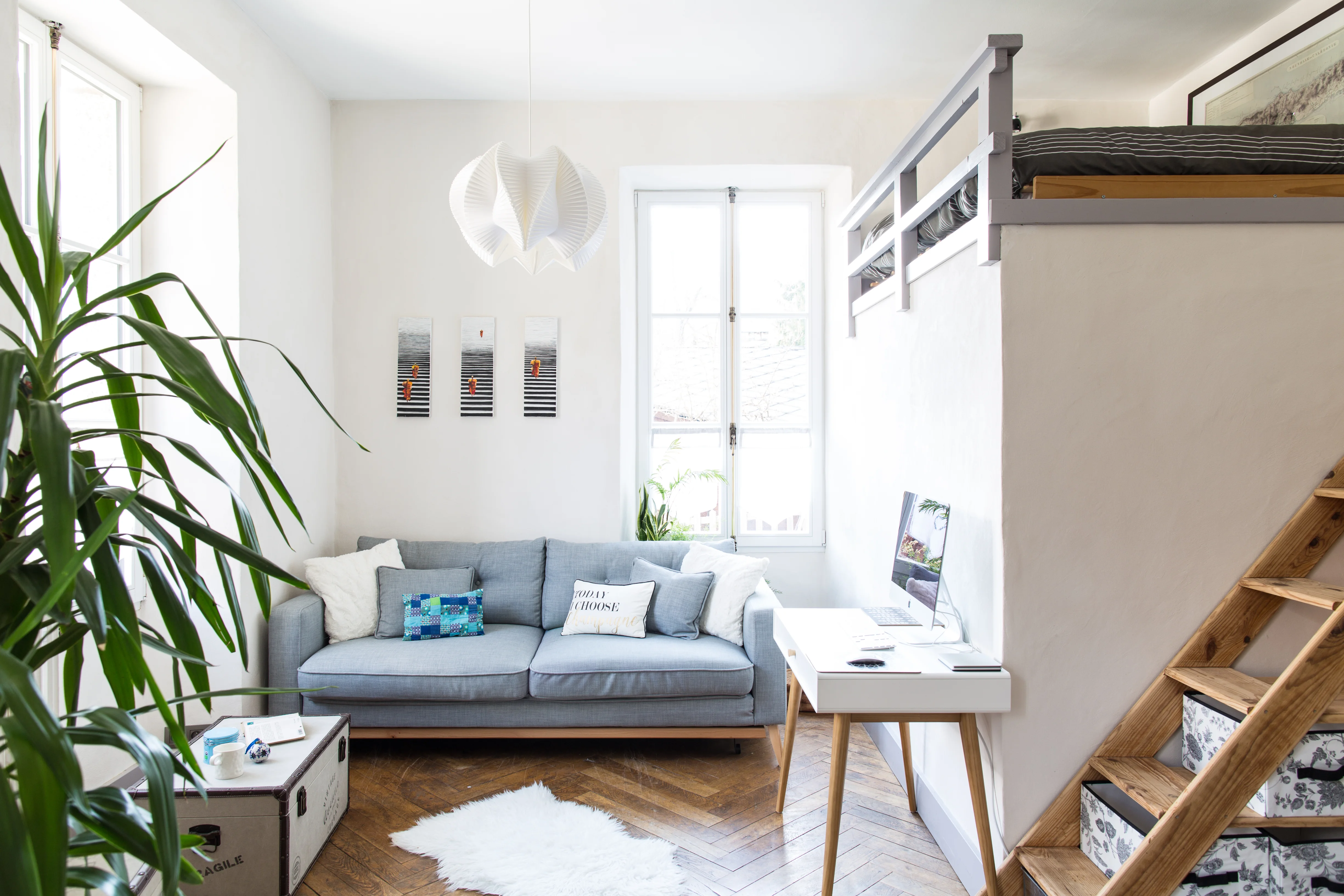 Studio à Chamonix avec bureau et écran à côté du canapé et lit en mezzanine au-dessus