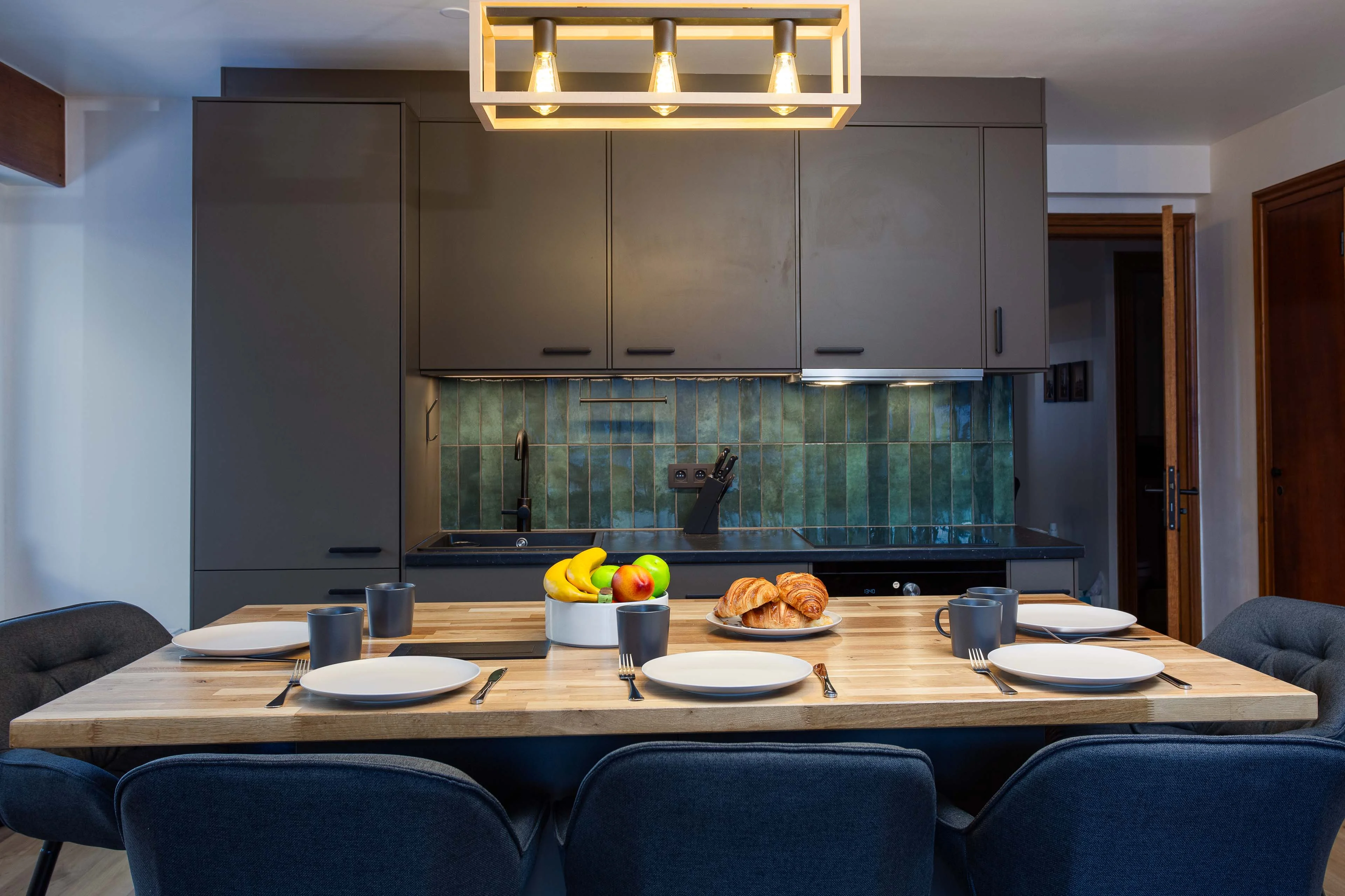Cuisine et table dressée pour le petit déjeuner dans un appartement à Chamonix