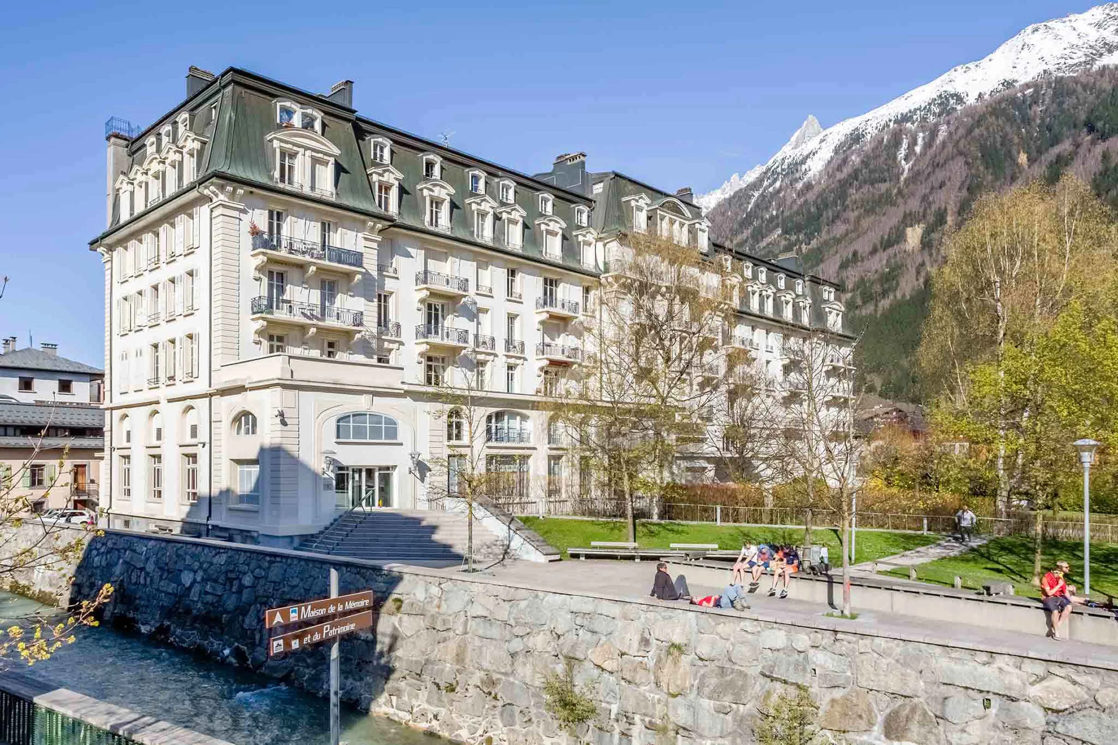 Ancien grand hôtel à Chamonix au bord de l’Arve, avec toit mansardé et balcons en fer forgé