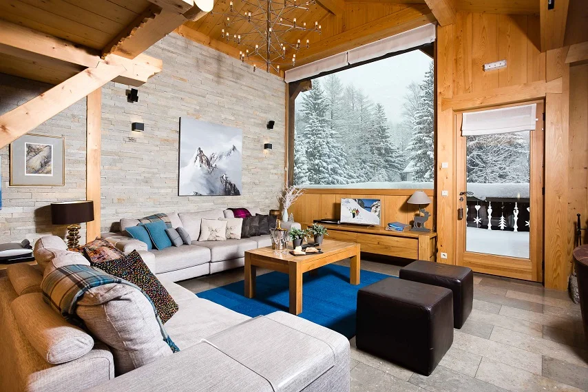 chalet-cerisier-living-room-snowy-window arnaque de chalet de ski