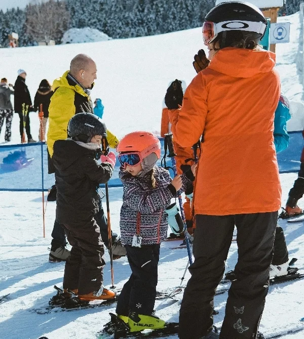 Enfants en casque et masque de ski se préparant pour l'école de ski à Chamonix