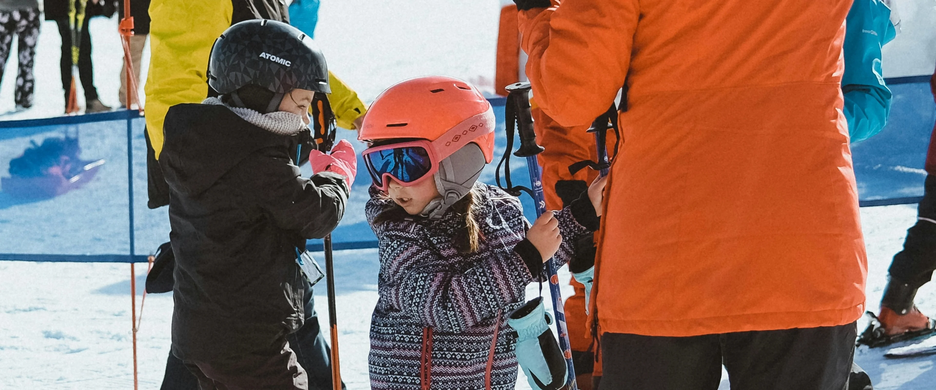 Enfants en casque et masque de ski se préparant pour l'école de ski à Chamonix