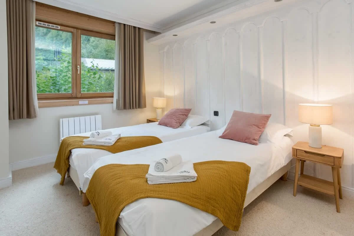 Second bedroom upstairs with twin beds