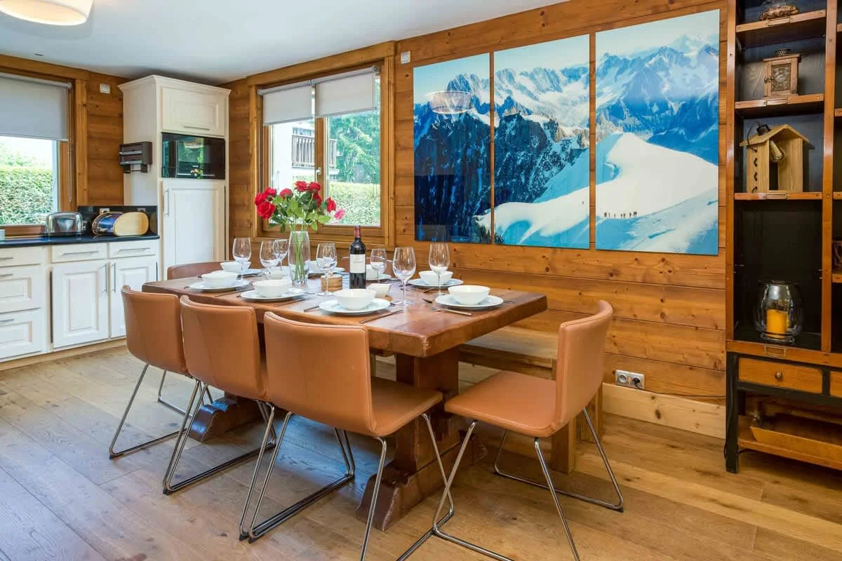 Dining table and fully equipped kitchen