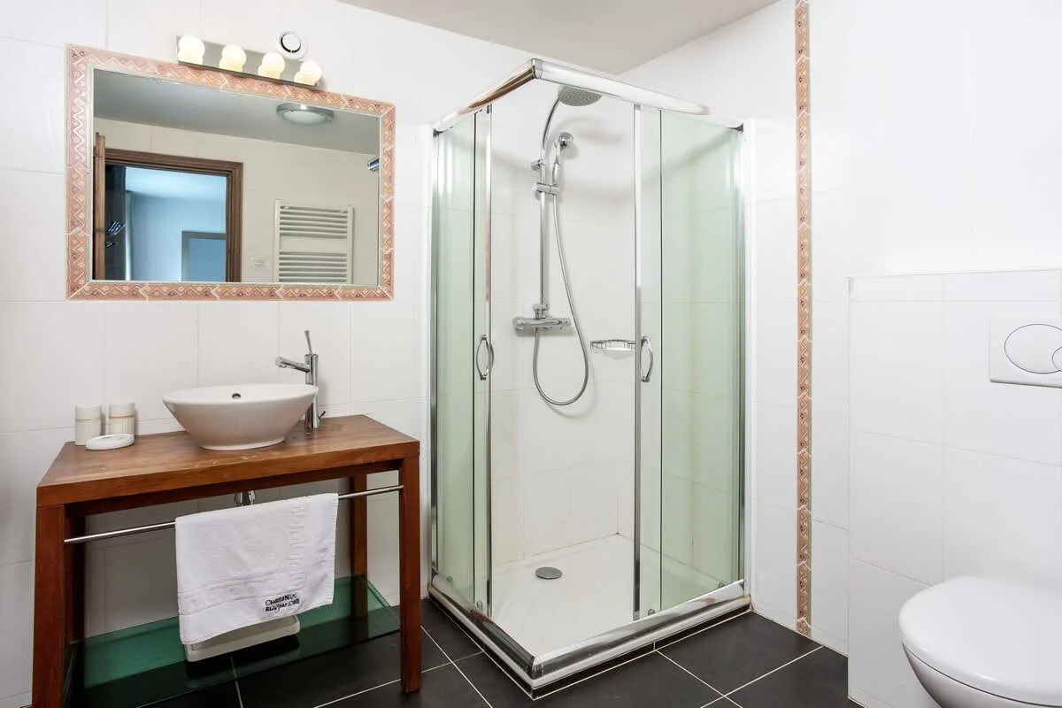 Bathroom ensuite to double bedroom