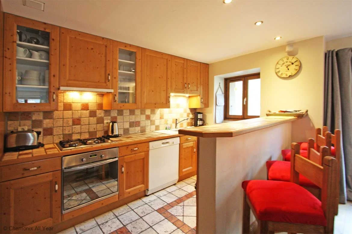Kitchen and breakfast bar