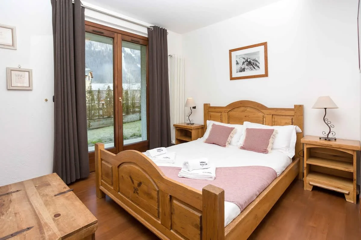 Double bedroom with doors onto garden