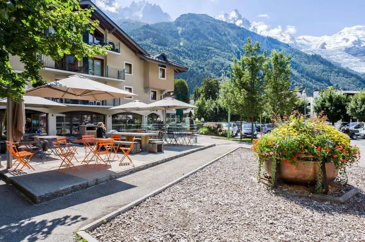 Apartment located next to a bakery with outside seating