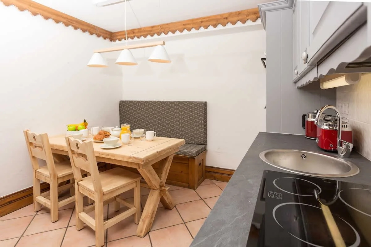 Dining table with seating for 4-6 people