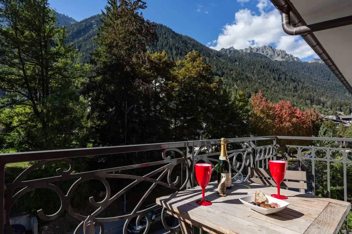 Balcony with Mountain views