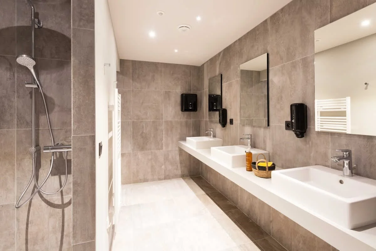 Additional showers and sinks in the spa
