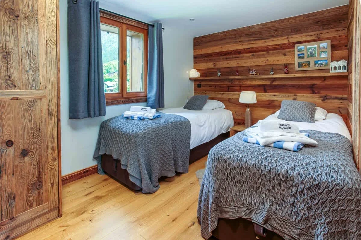 Twin bedroom