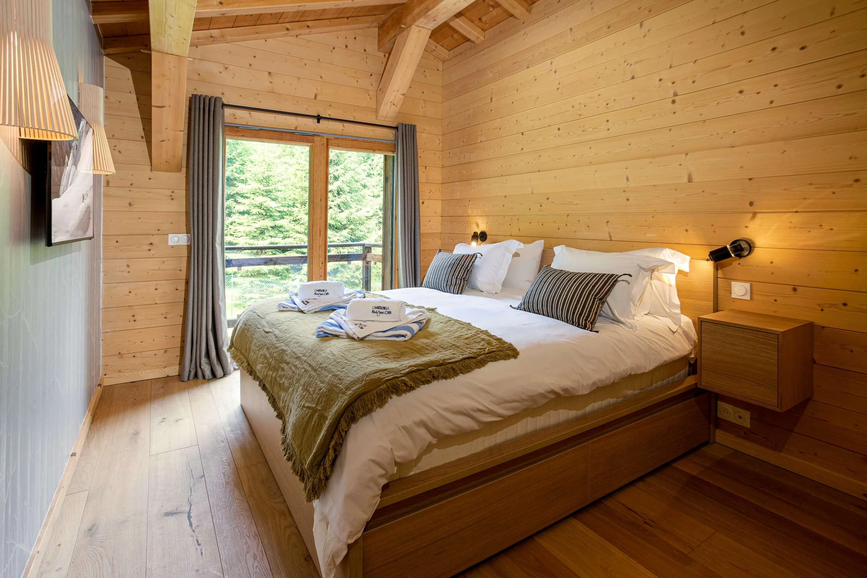 Double bedroom with private bathroom