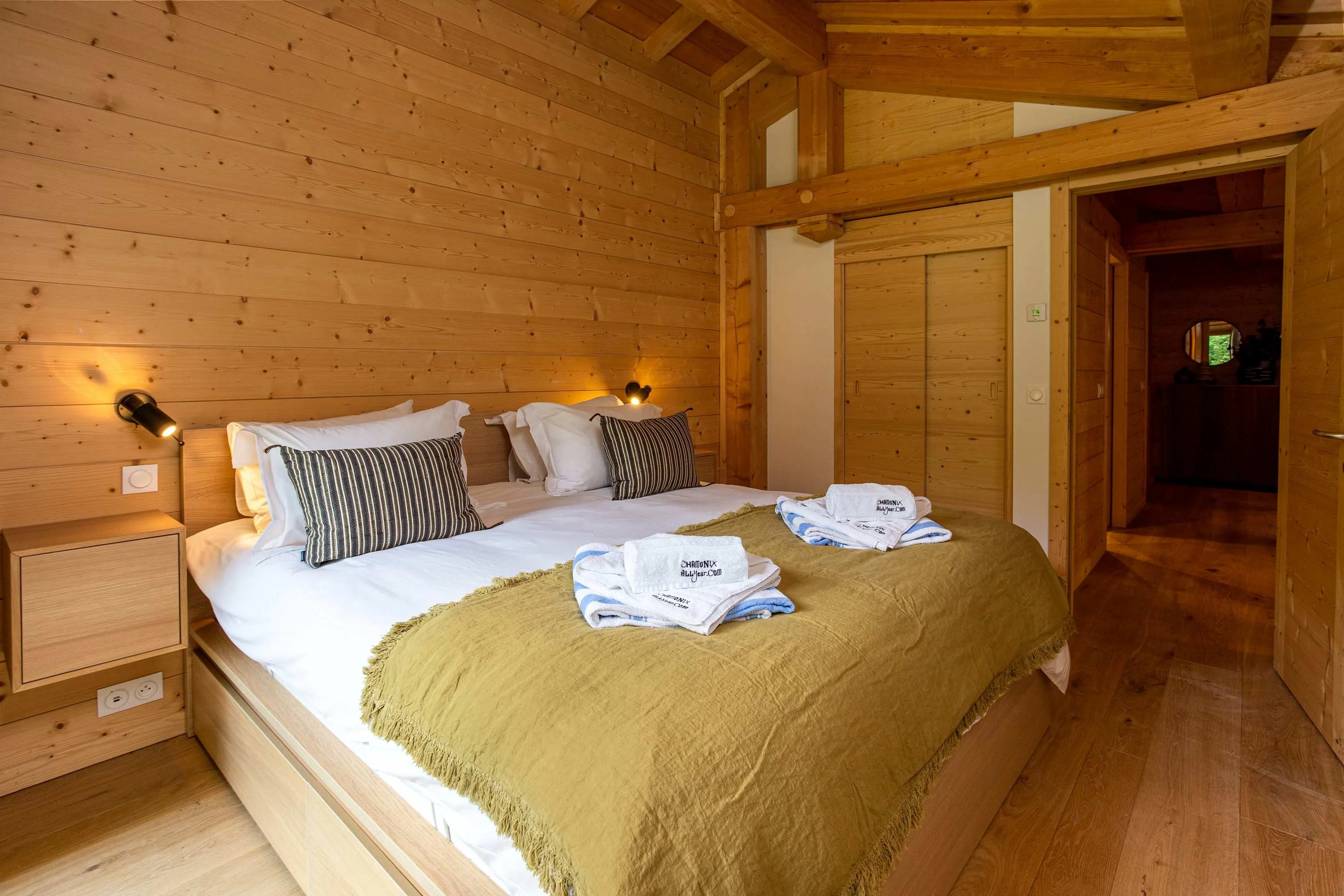 Double bedroom with private bathroom