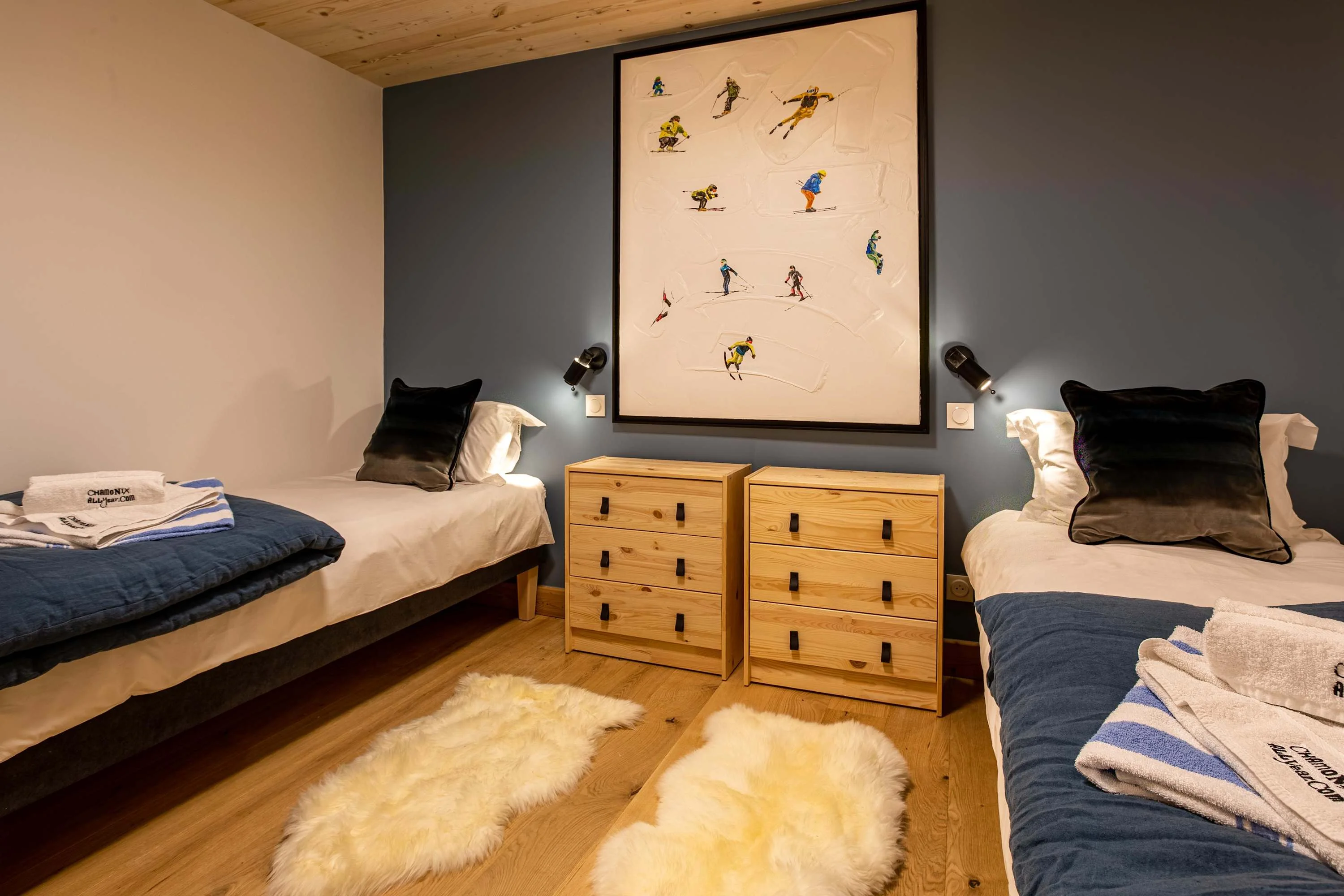 Twin bedroom with private bathroom