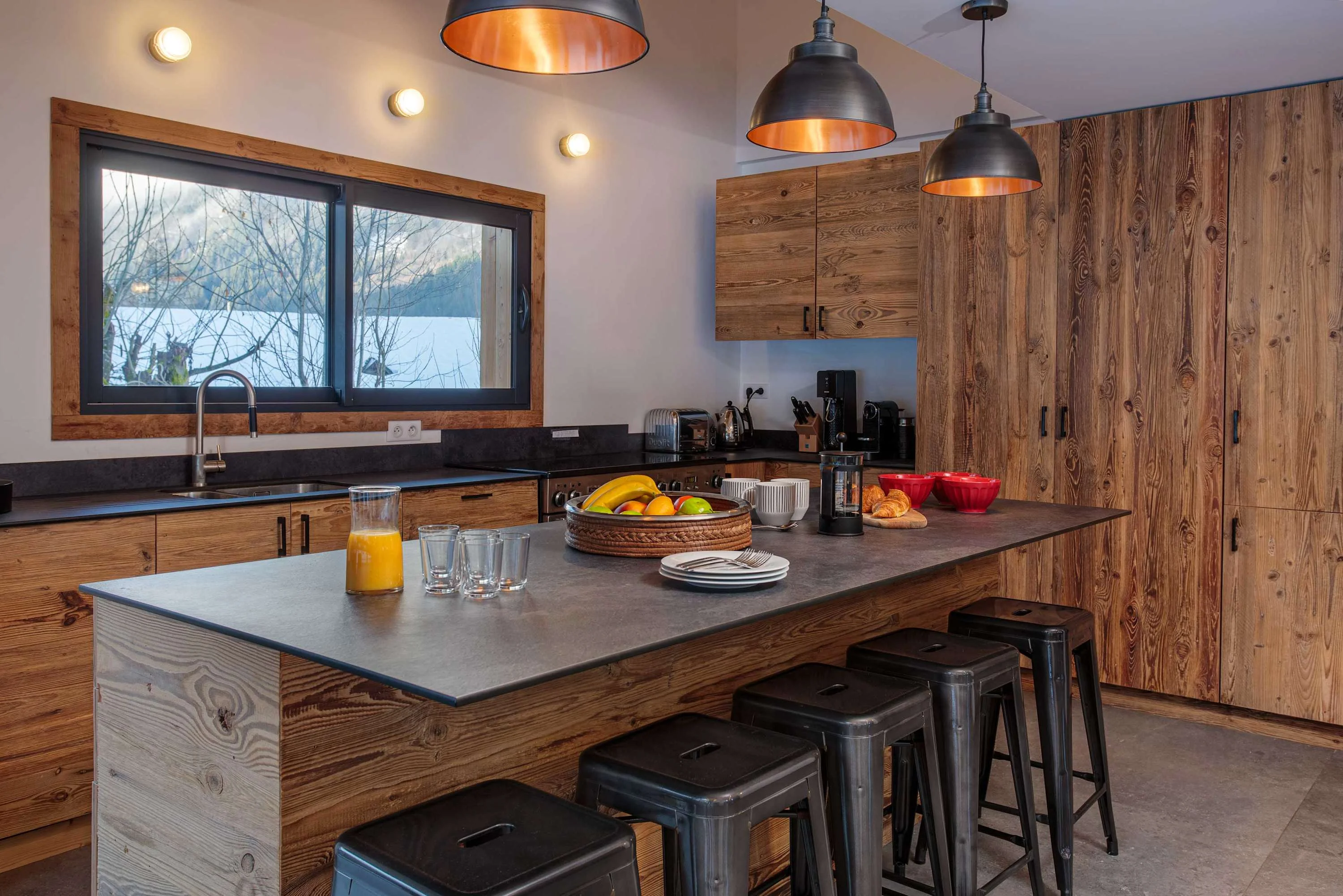 Breakfast bar and kitchen