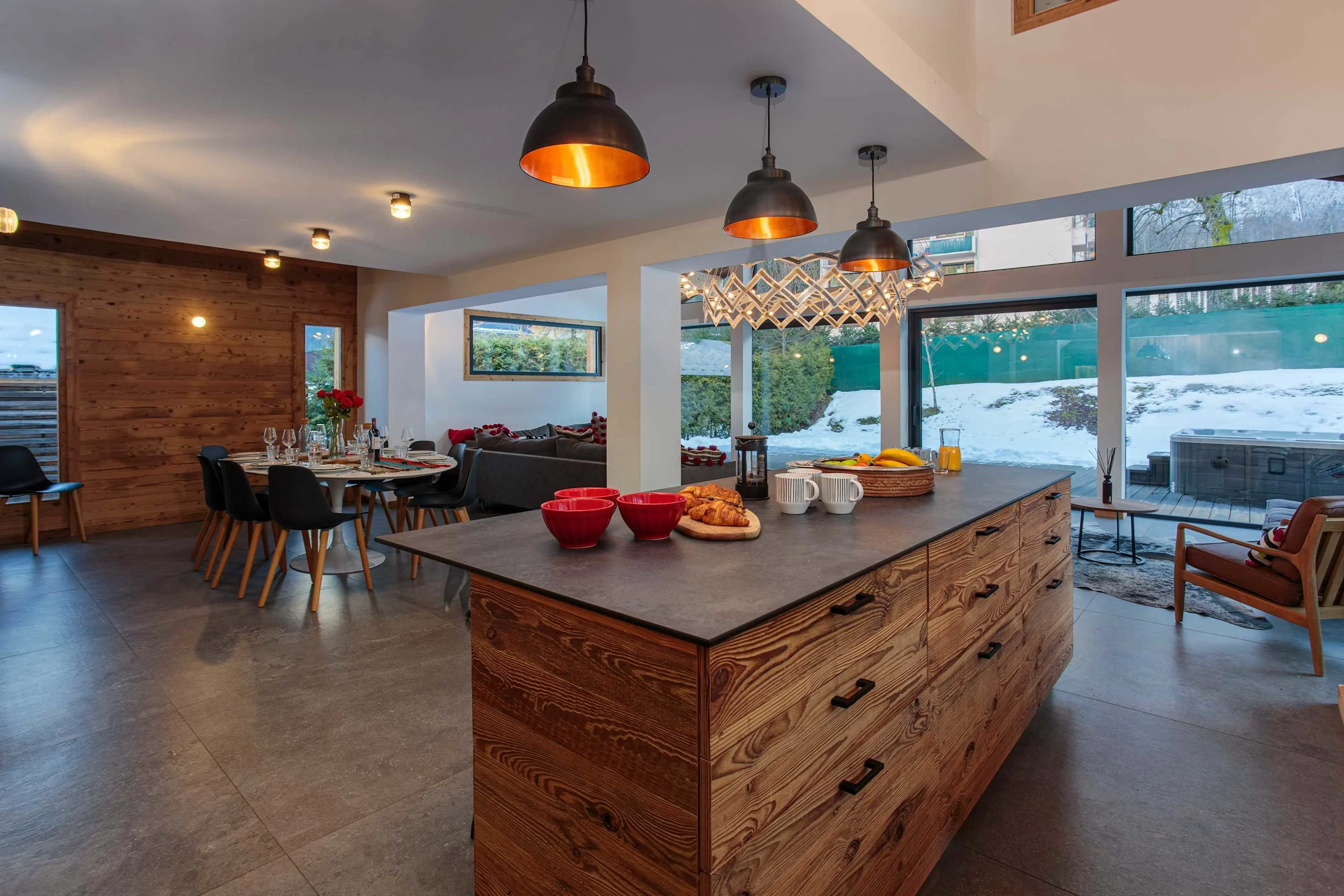 Breakfast bar and kitchen