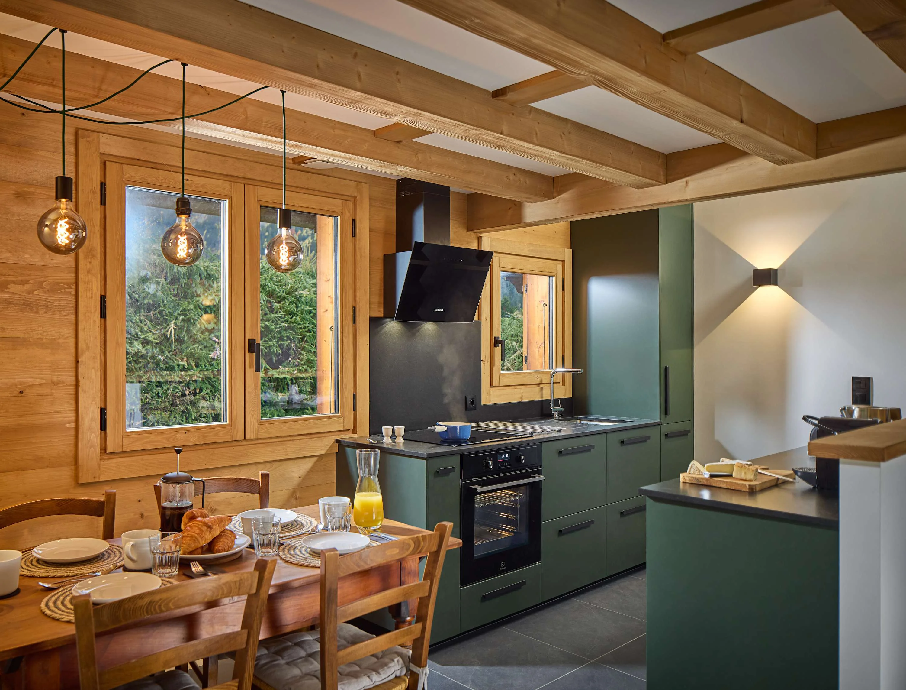 Fully equipped kitchen and dining table