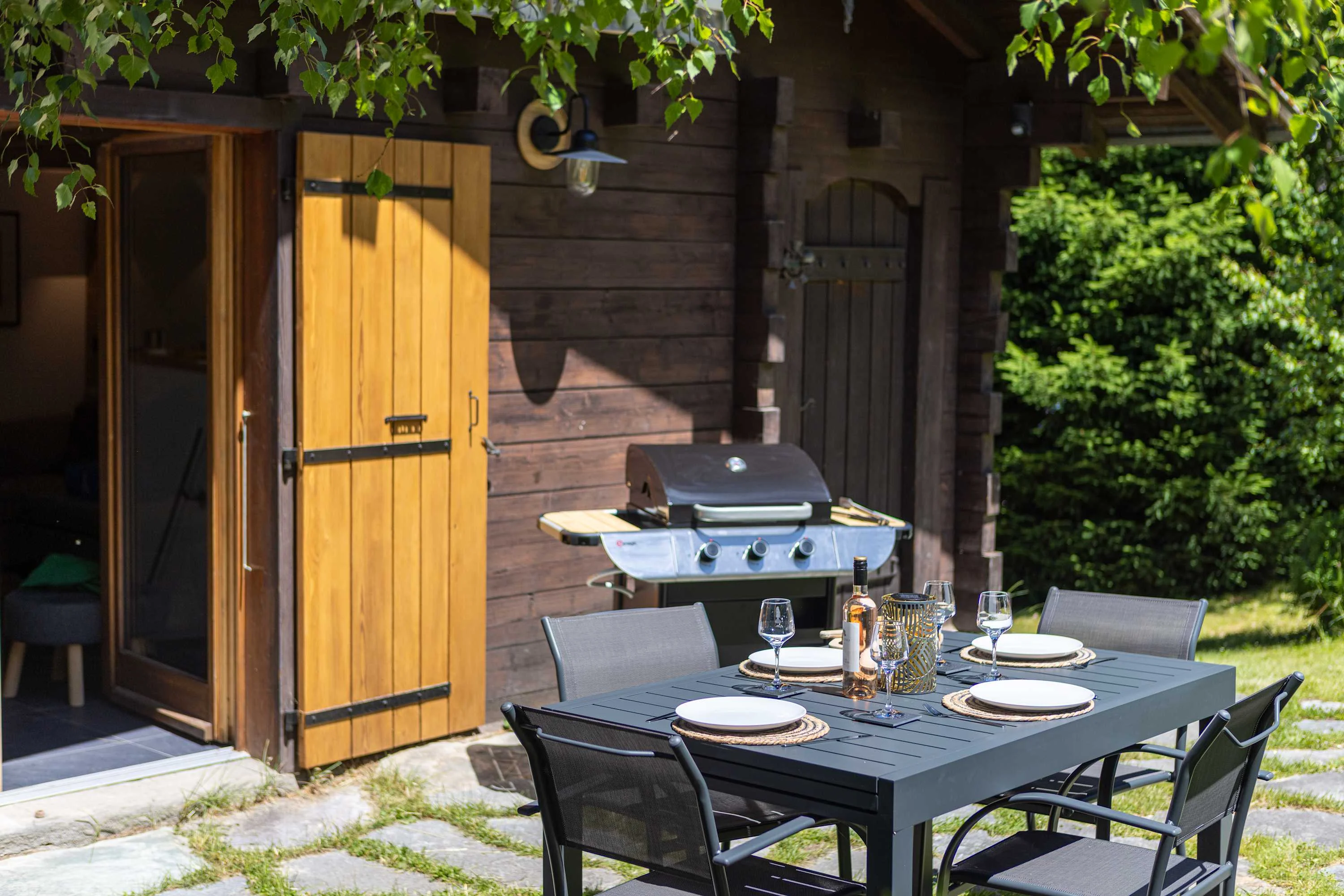 Area suitable for outdoor leisure and eating.