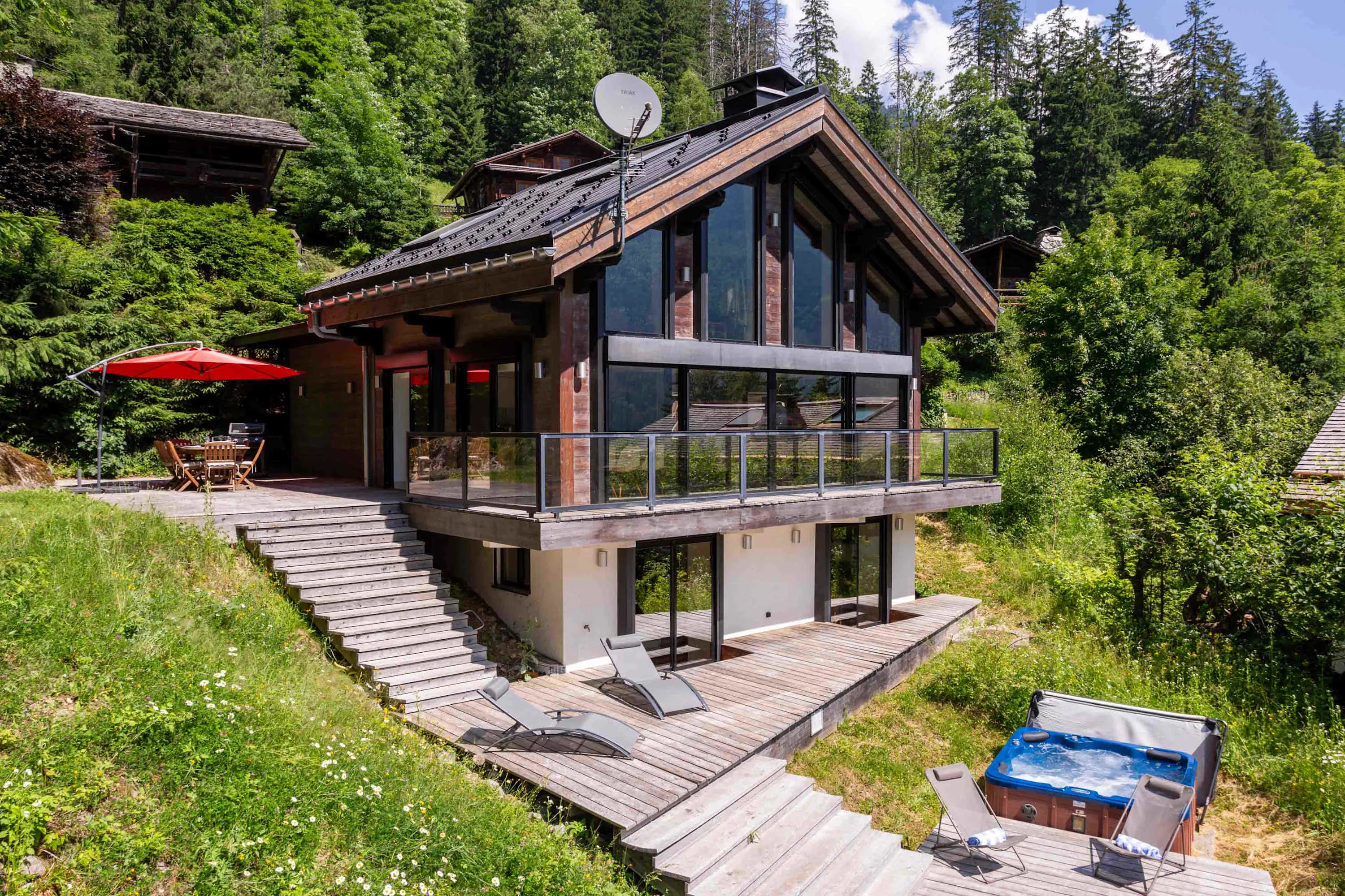 Chalet la Source with terrace and hot tub