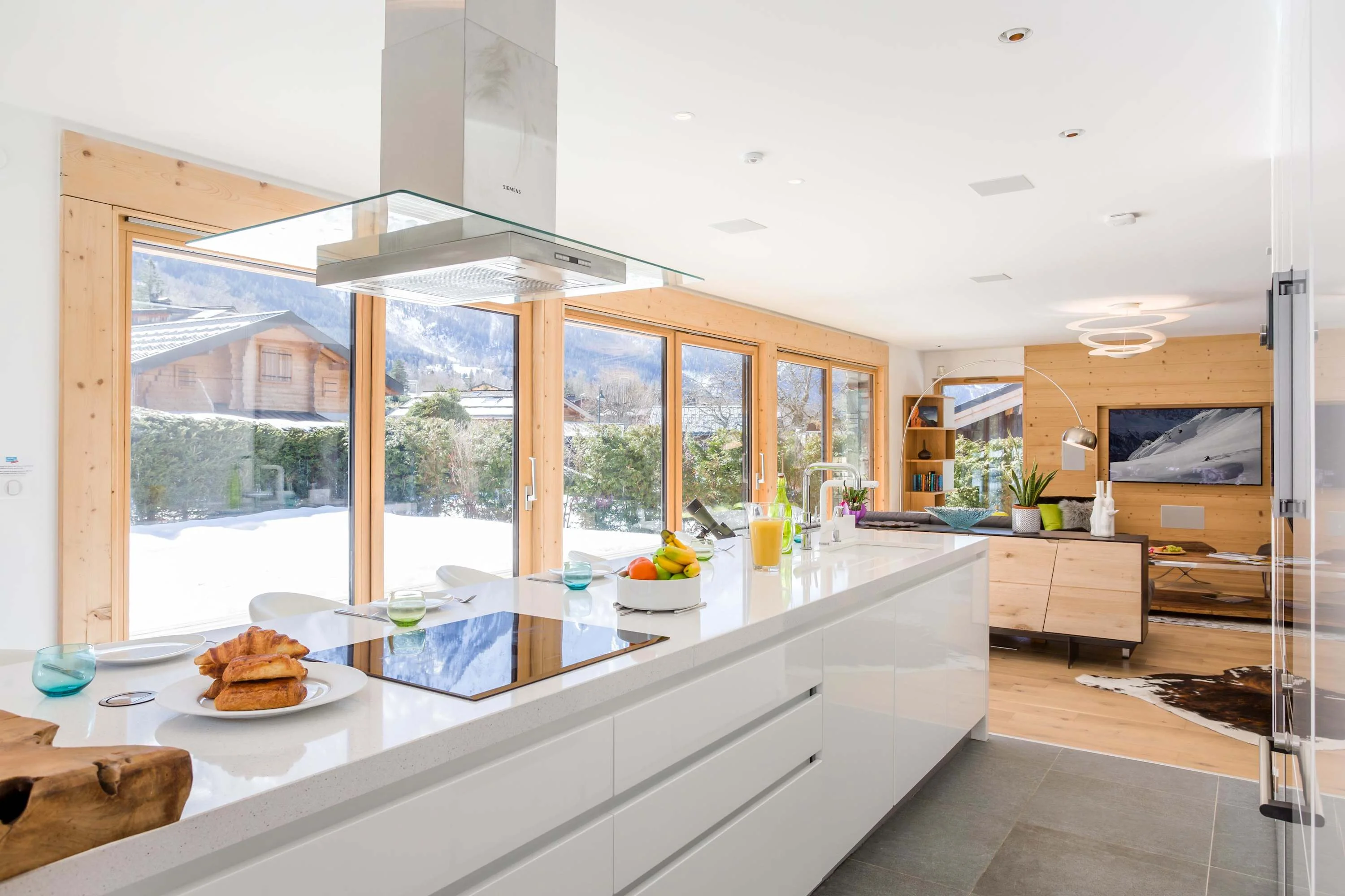 Modern & open kitchen for convivial meal prep