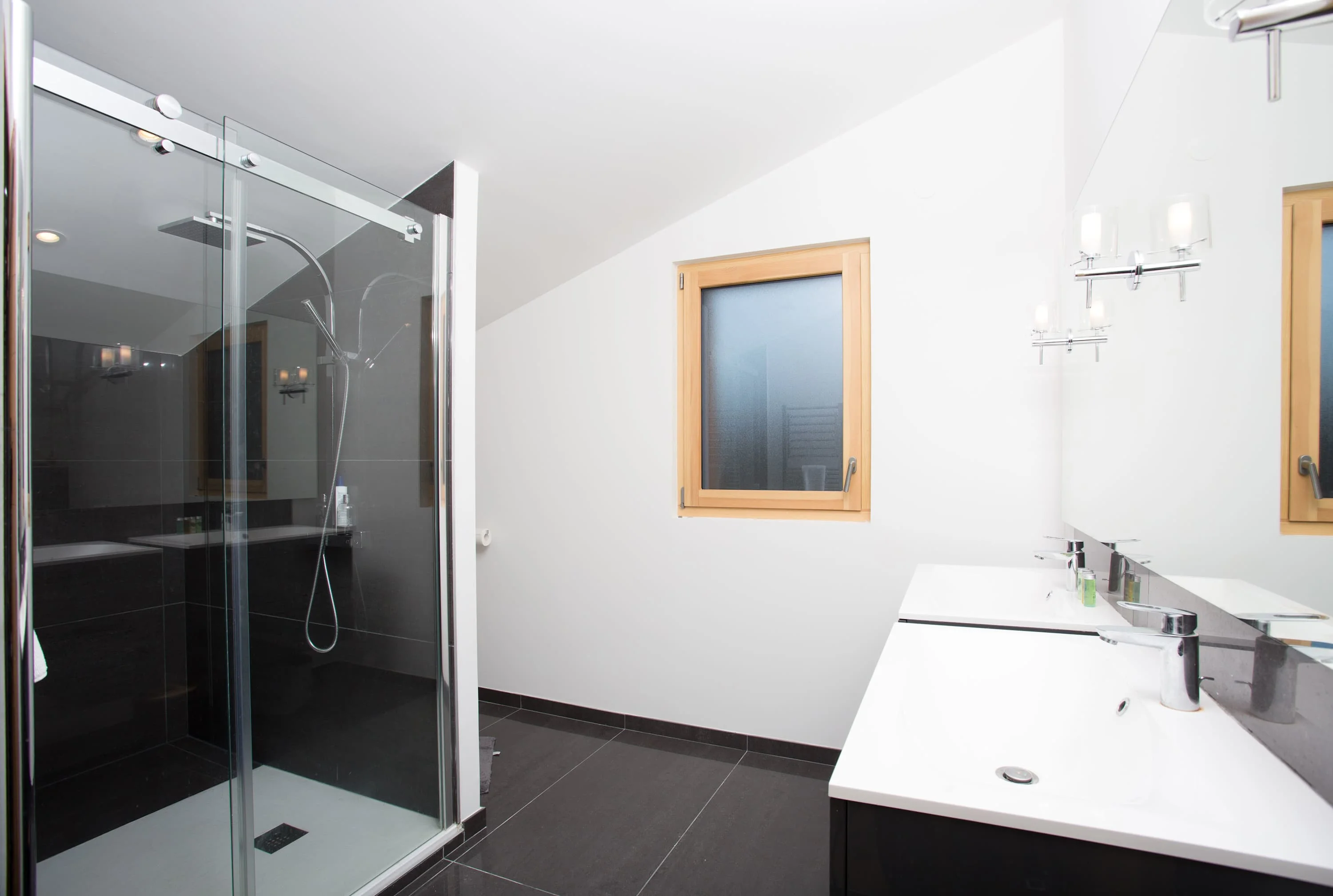 Ensuite master bathroom with Italian shower, WC & double sinks