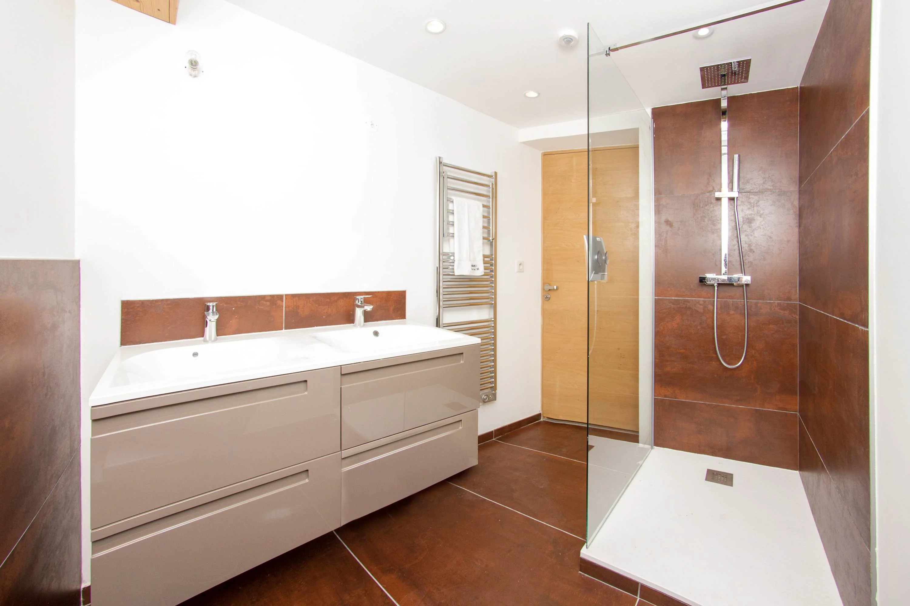 Ensuite bathroom to 5th bedroom / cinema room with Italian shower