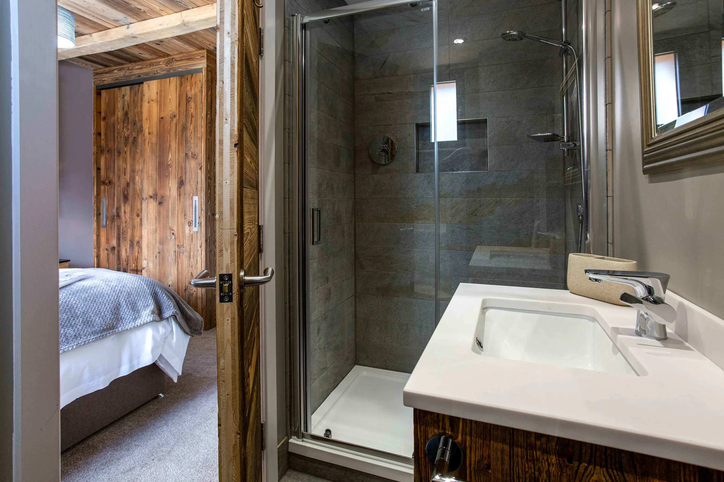 Downstairs master bedroom ensuite