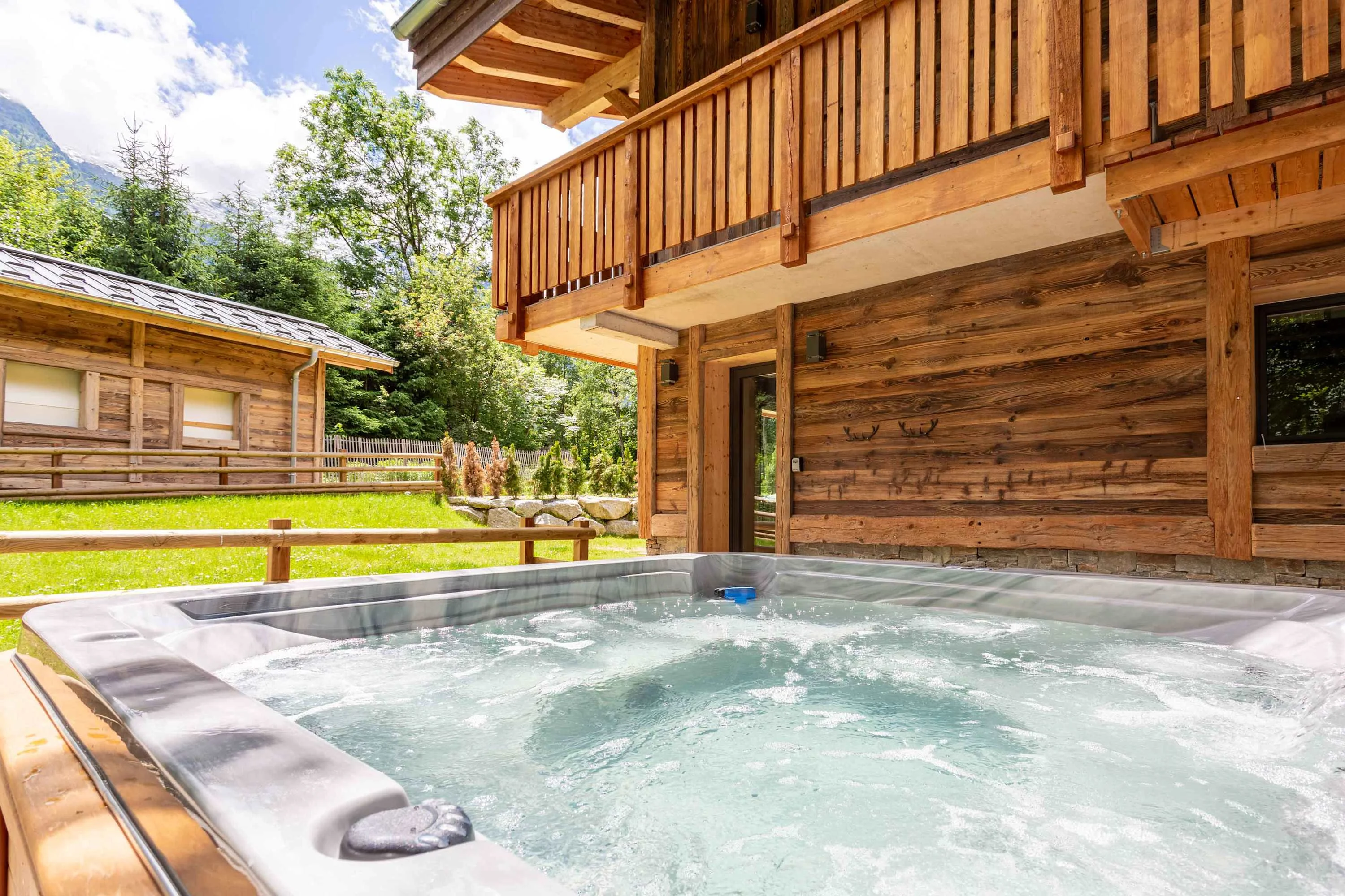 Hot tub with Mountain views
