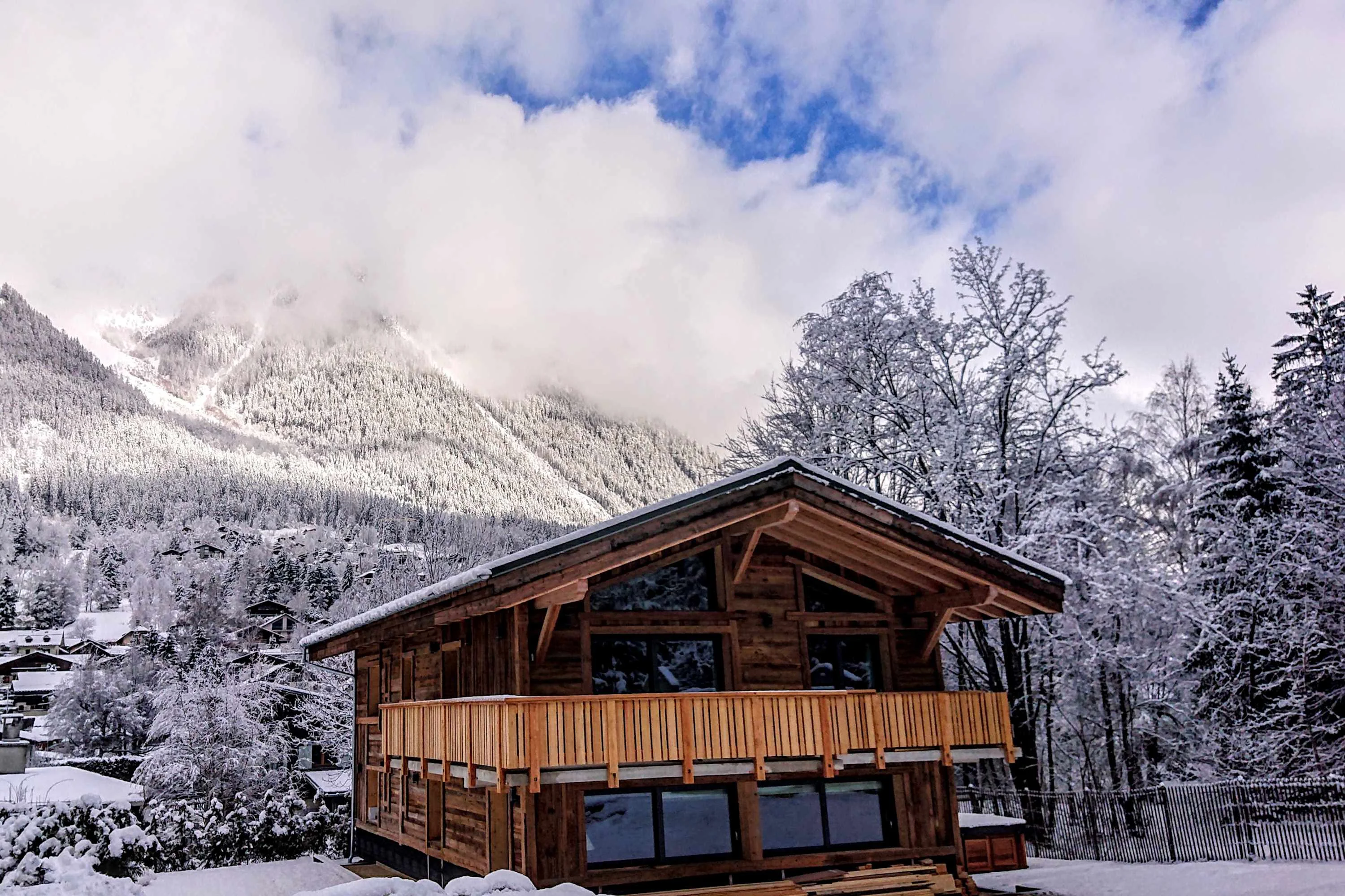 Chalet des Amis in the snow