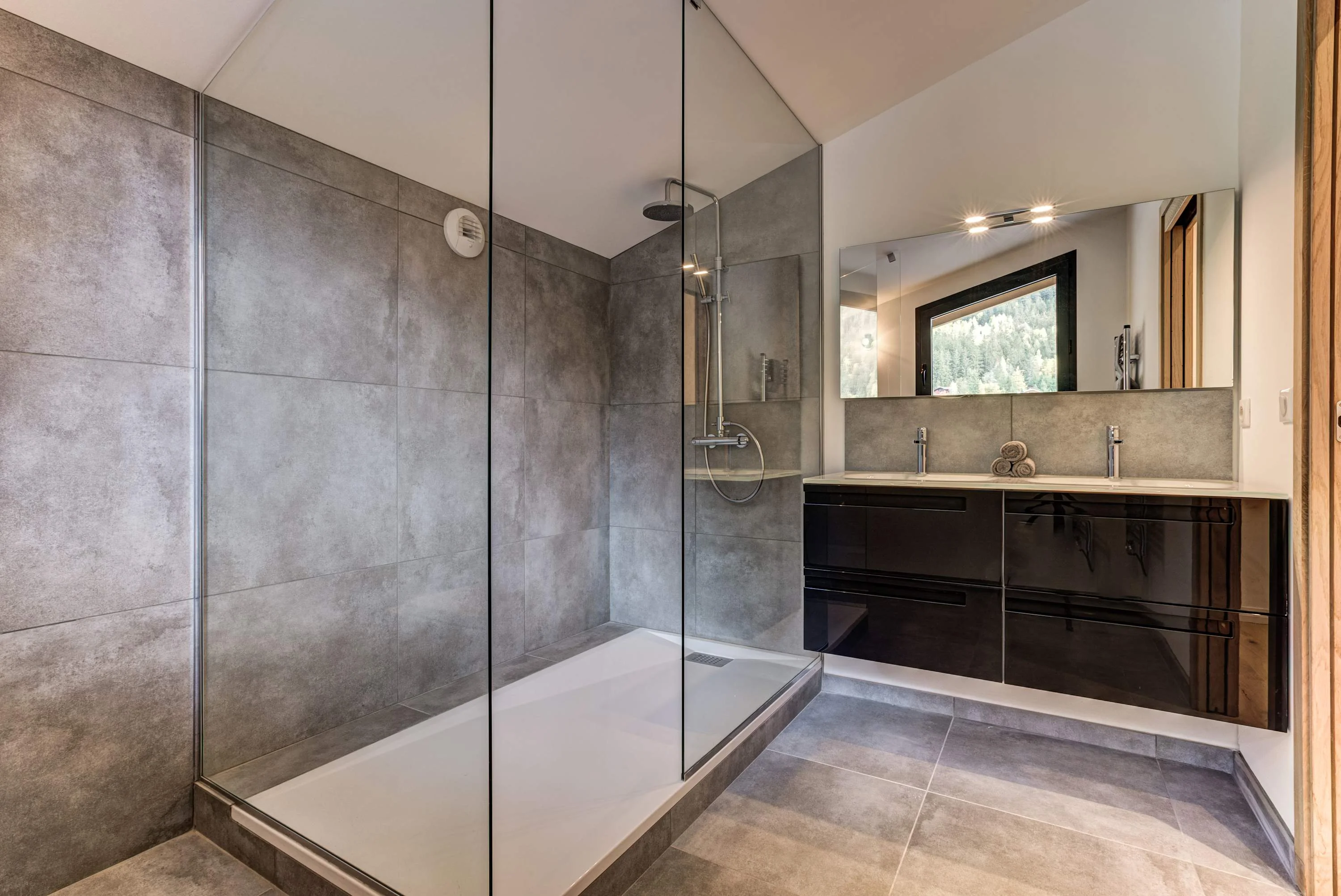 Master bedroom ensuite with Italien shower and his 'n' her sinks