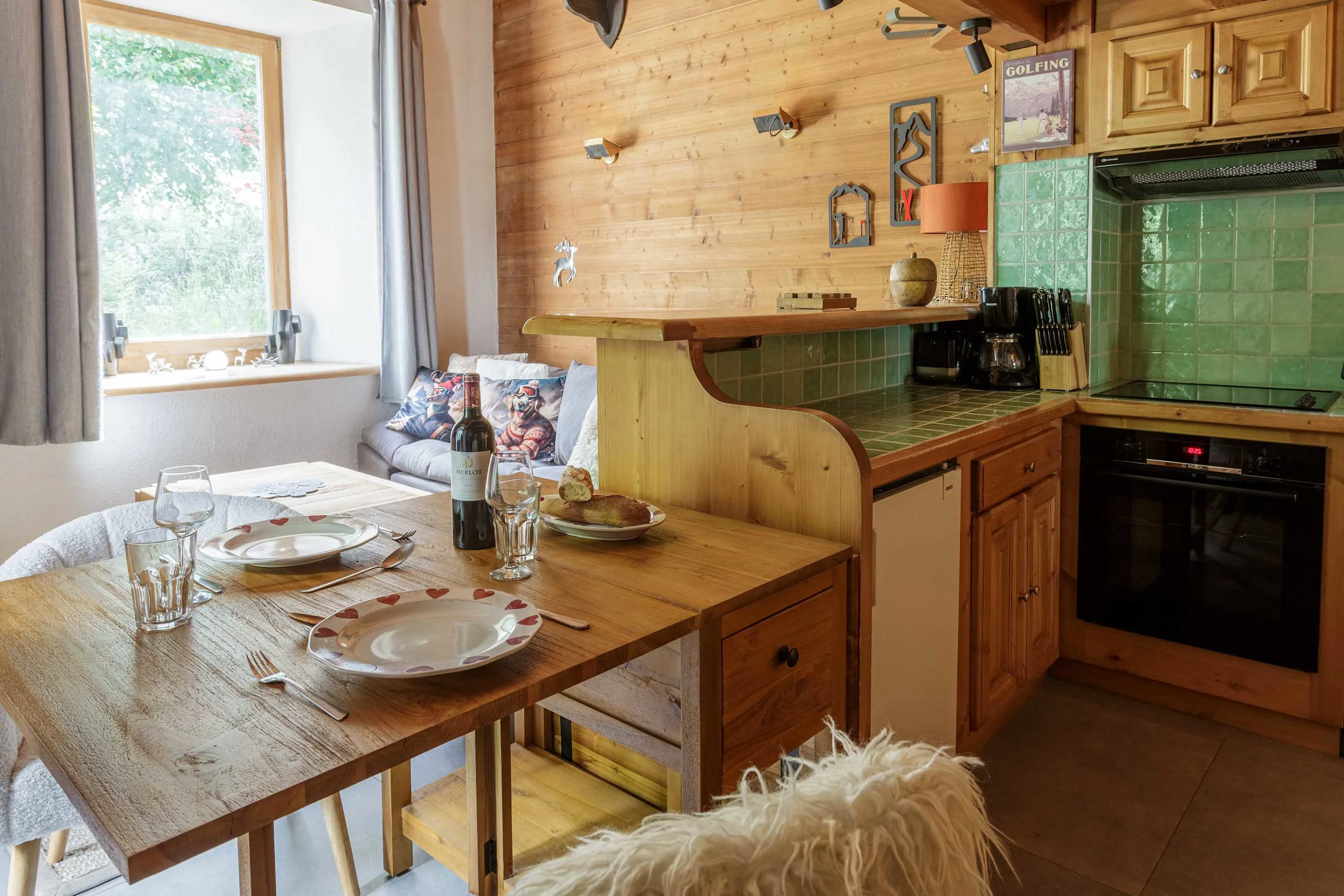 Kitchen with dishwasher, washing machine, oven and hob