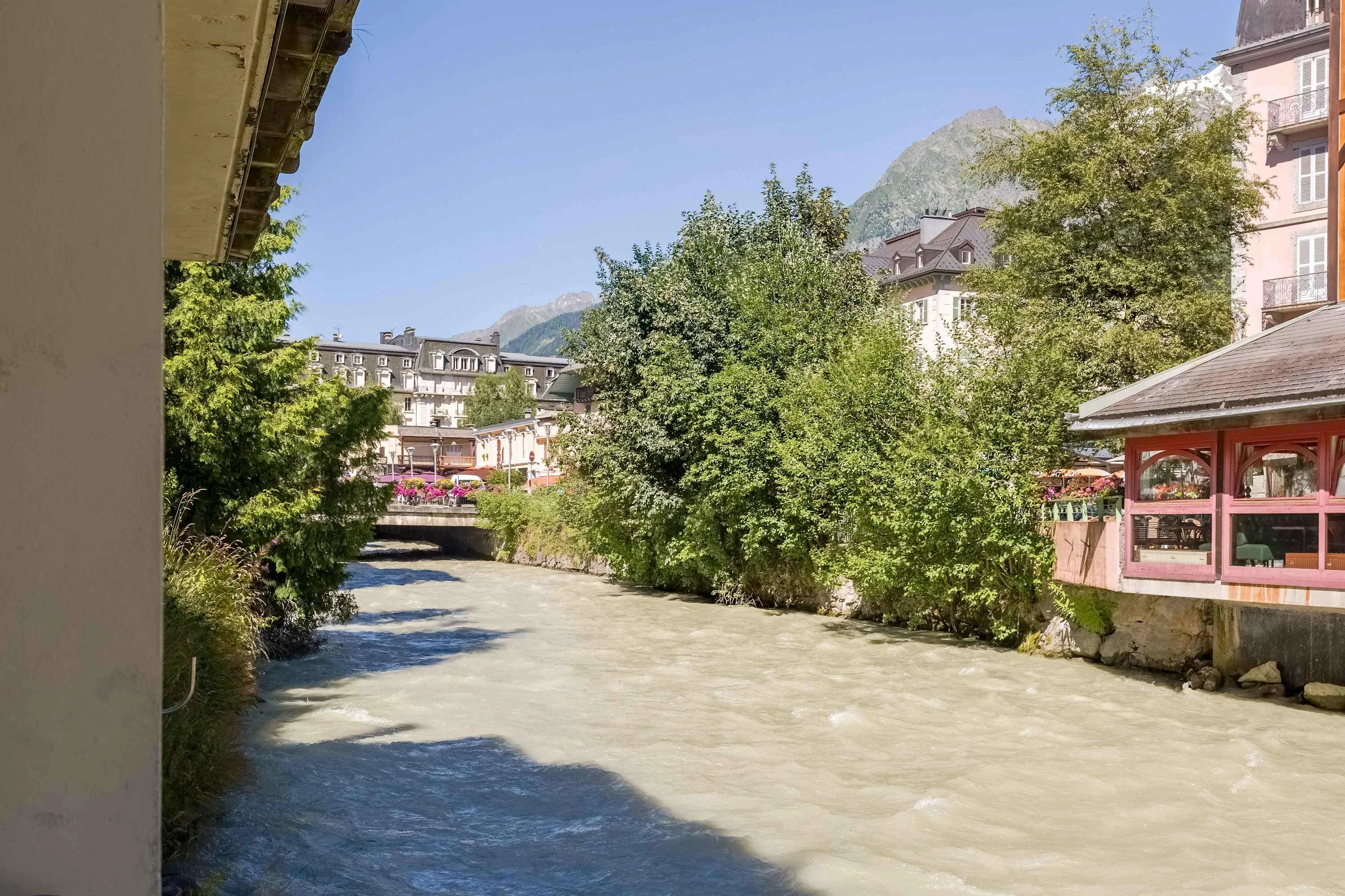 River l'Arve passes the apartment