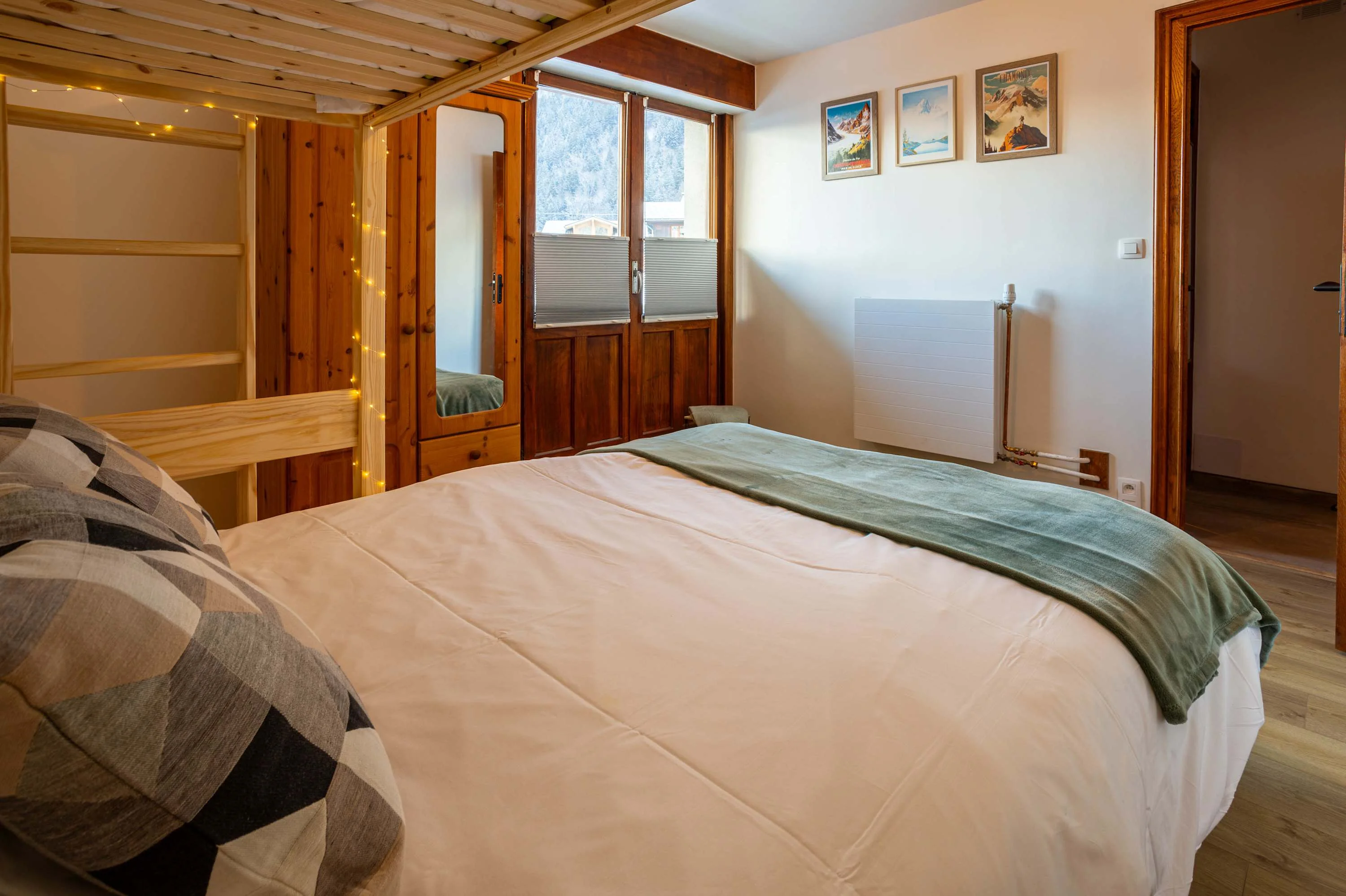 Master double bedroom with single bed above