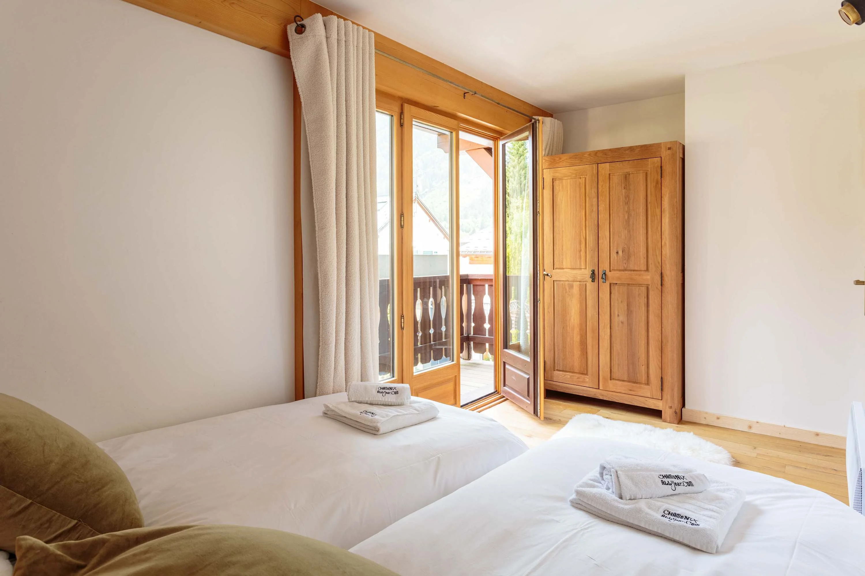 Twin bedroom with balcony