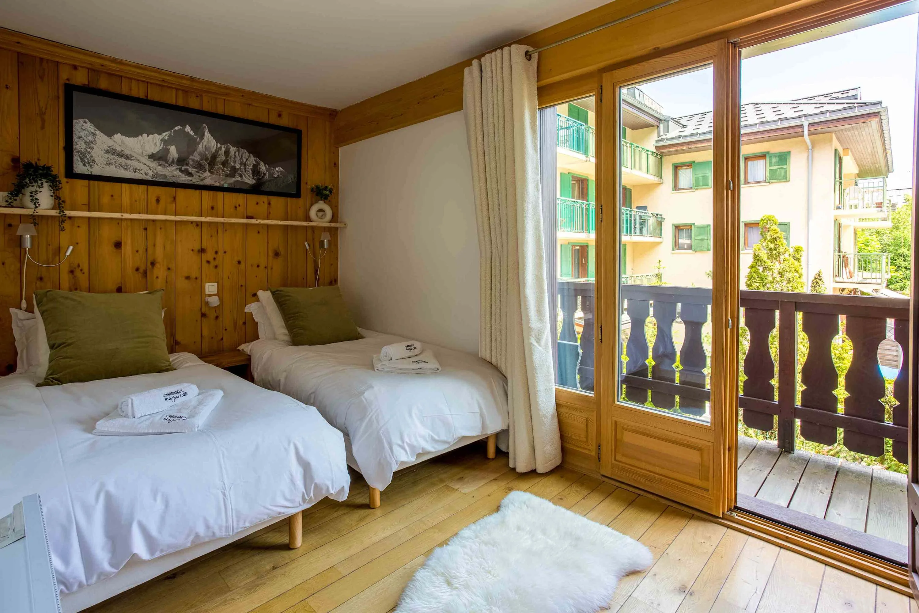 Twin bedroom with balcony