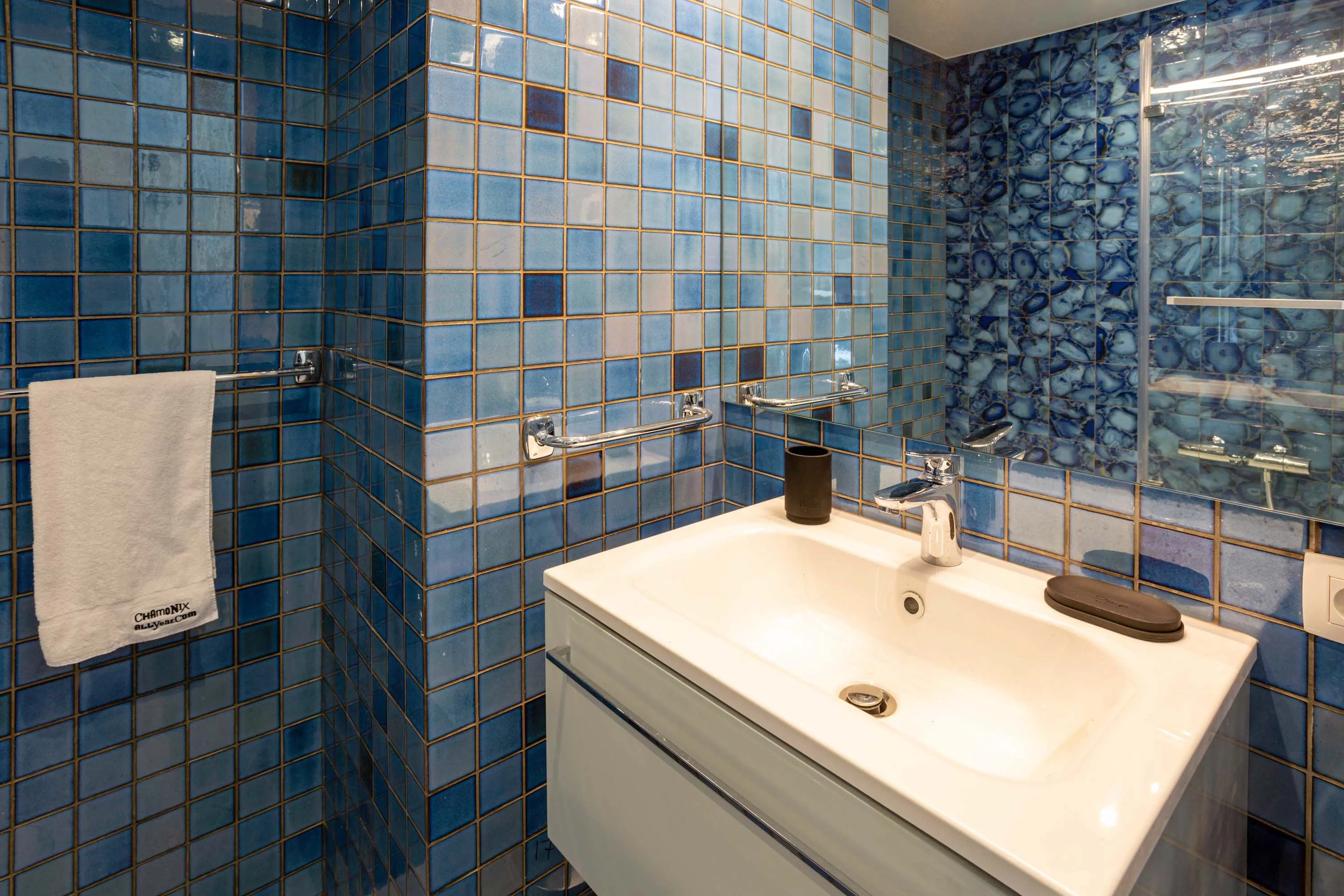 Bedroom 3 ensuite with bath