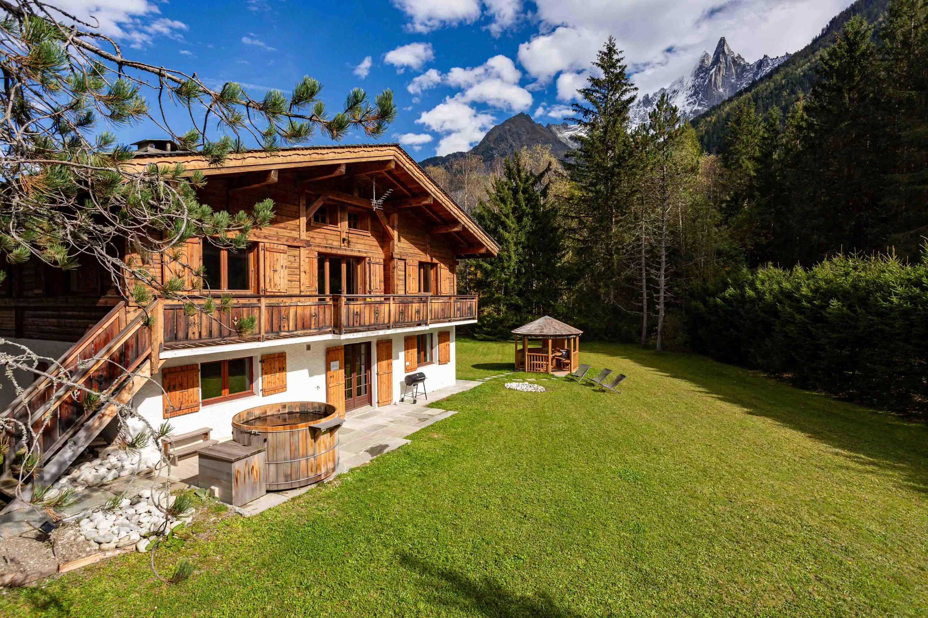 Chalet le Petit Tricouni in the sunshine