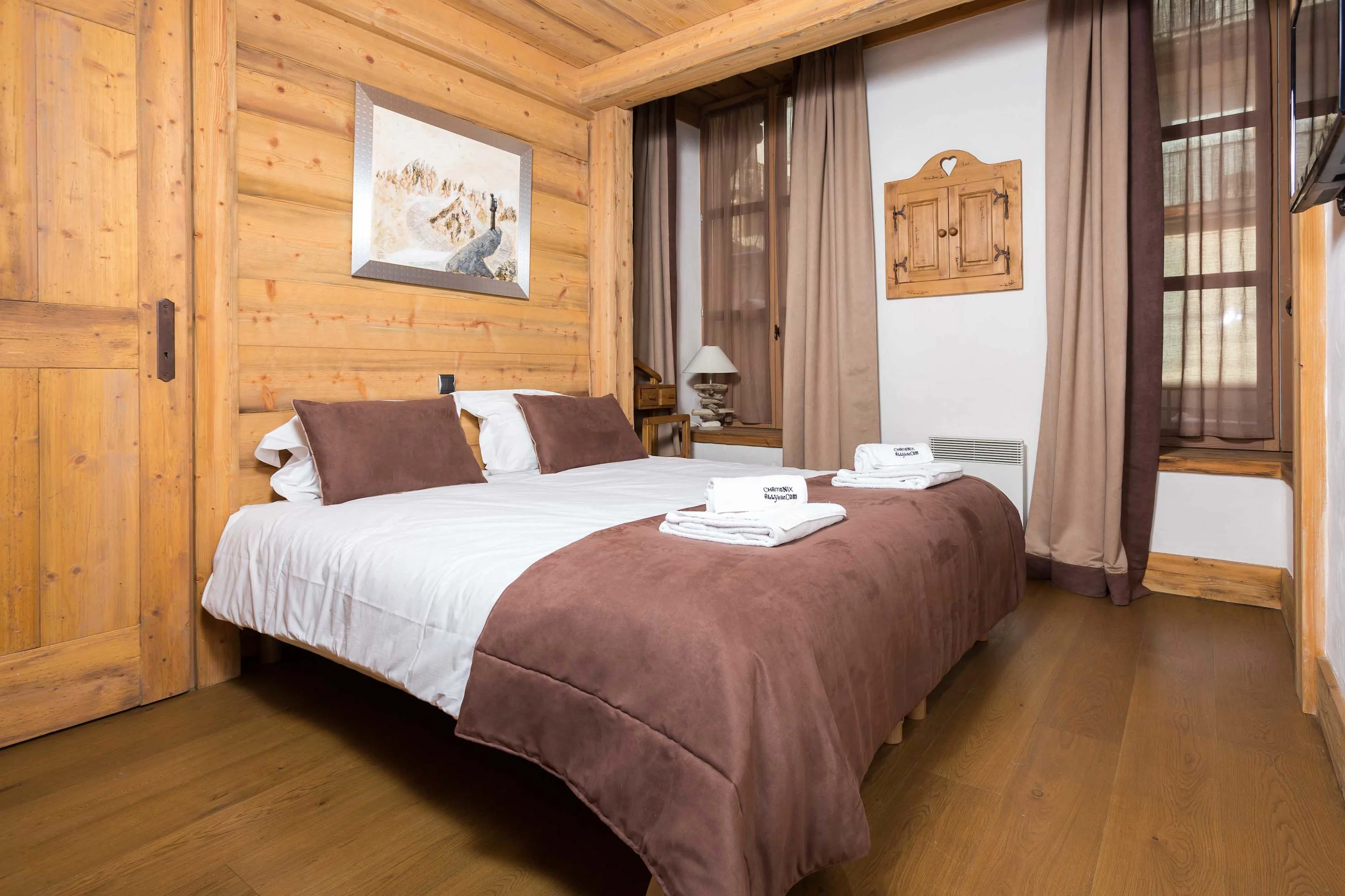 Second upstairs bedroom can be made as king or twin