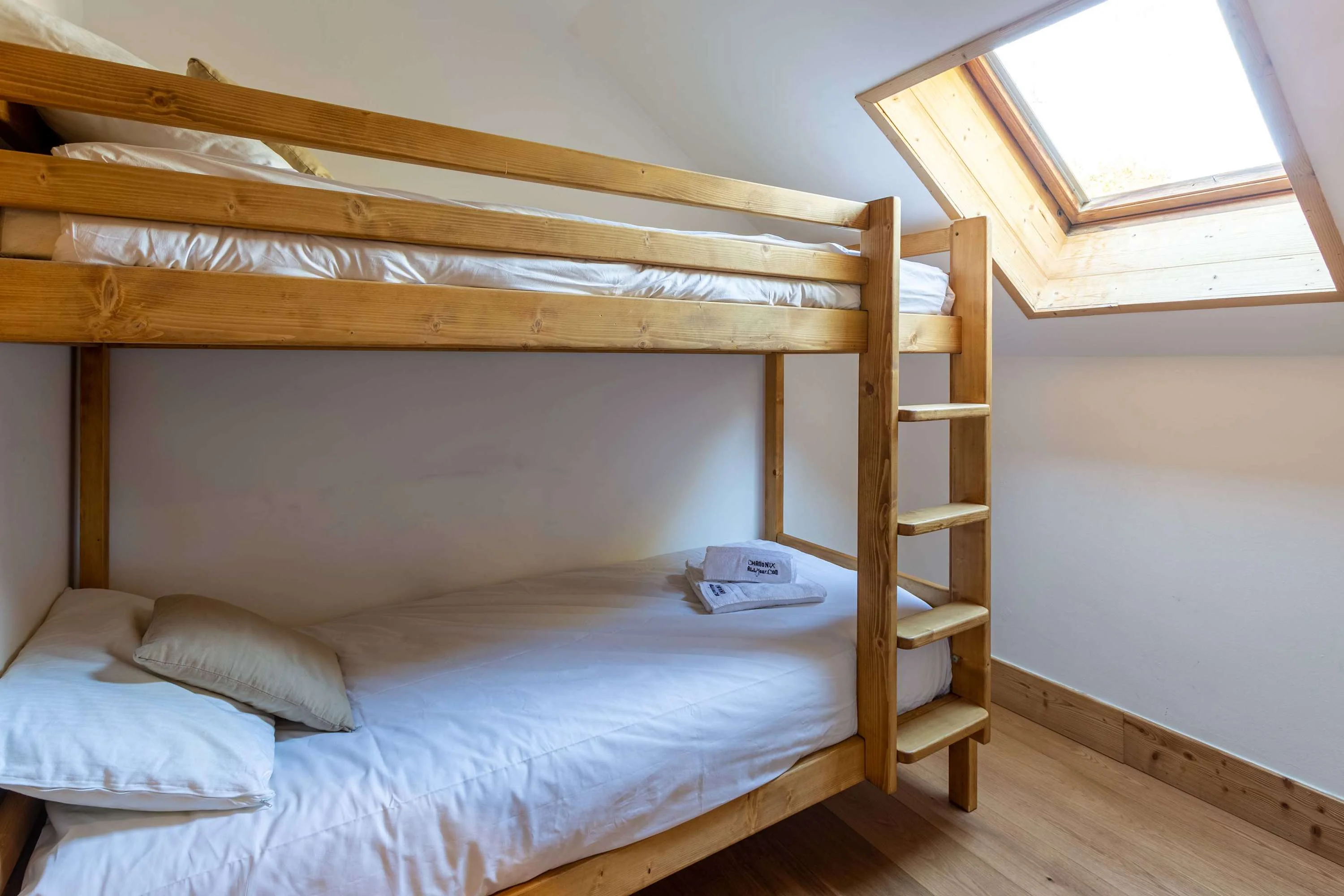 Bunk bedroom with ensuite shower